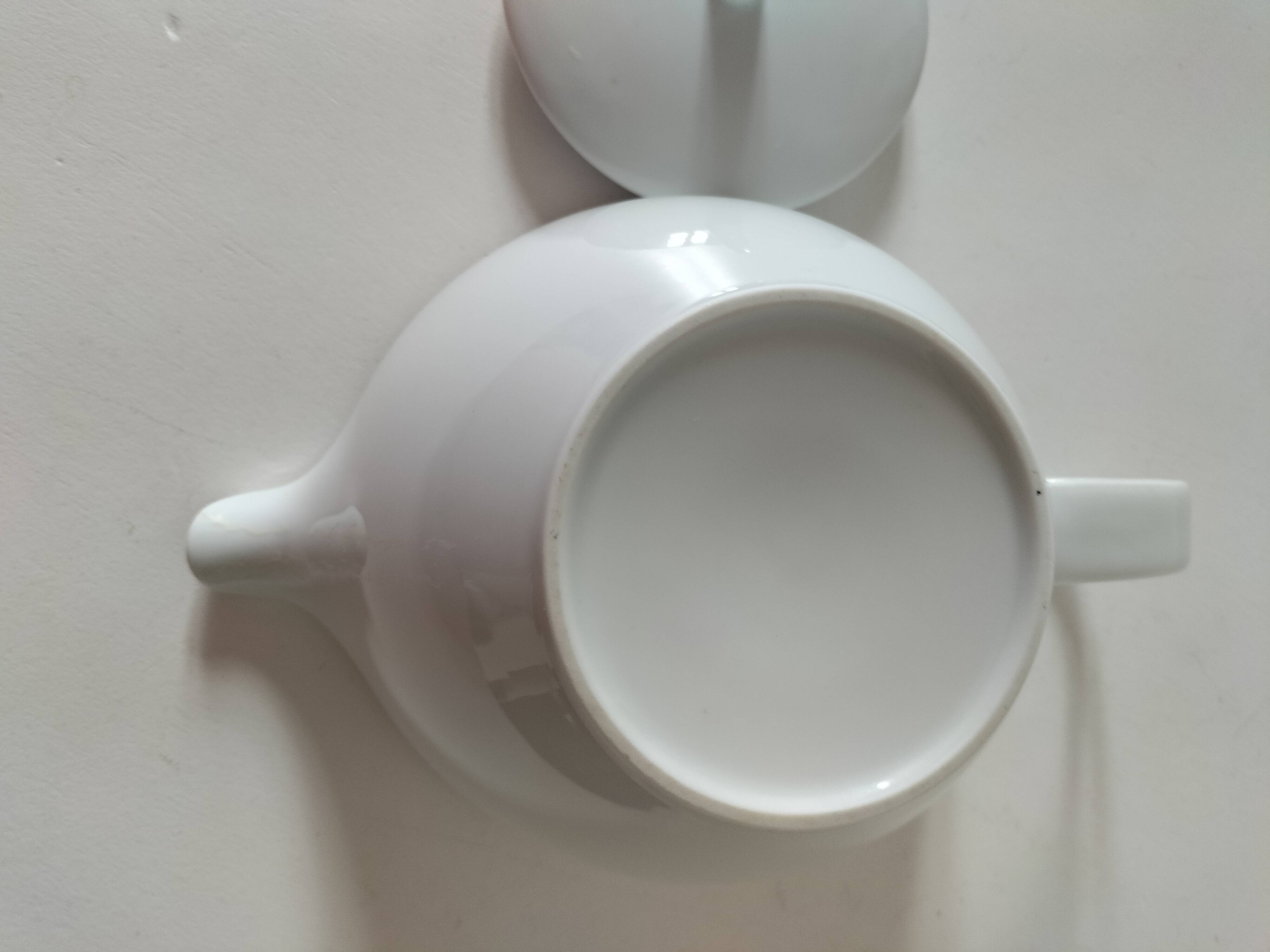 Graphic teapot in white porcelain with a minimalist design.