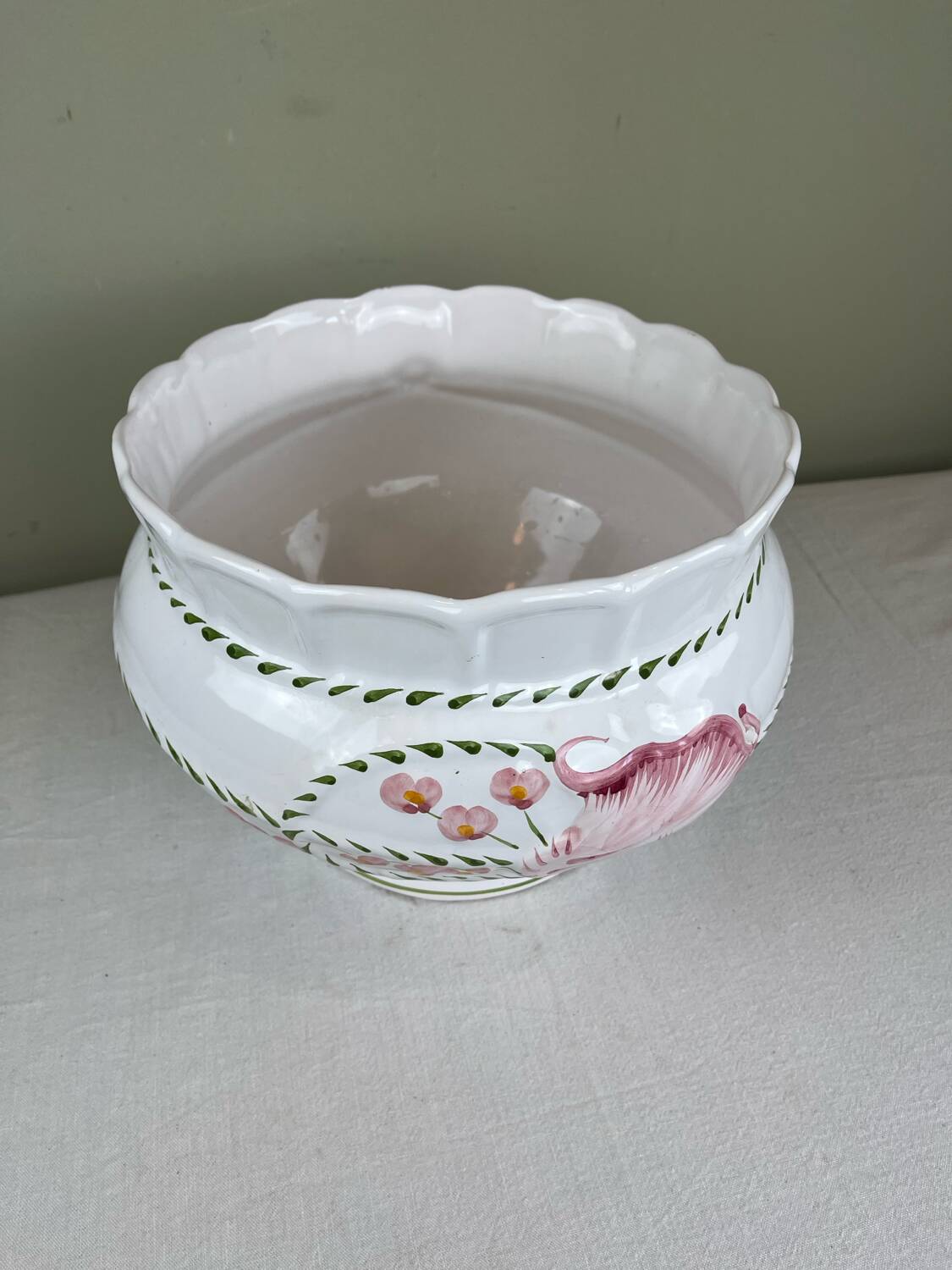 Large ceramic cache-pot