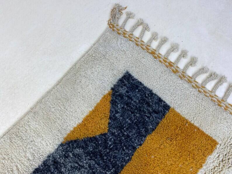 Moroccan Berber rug 250cm x 150cm