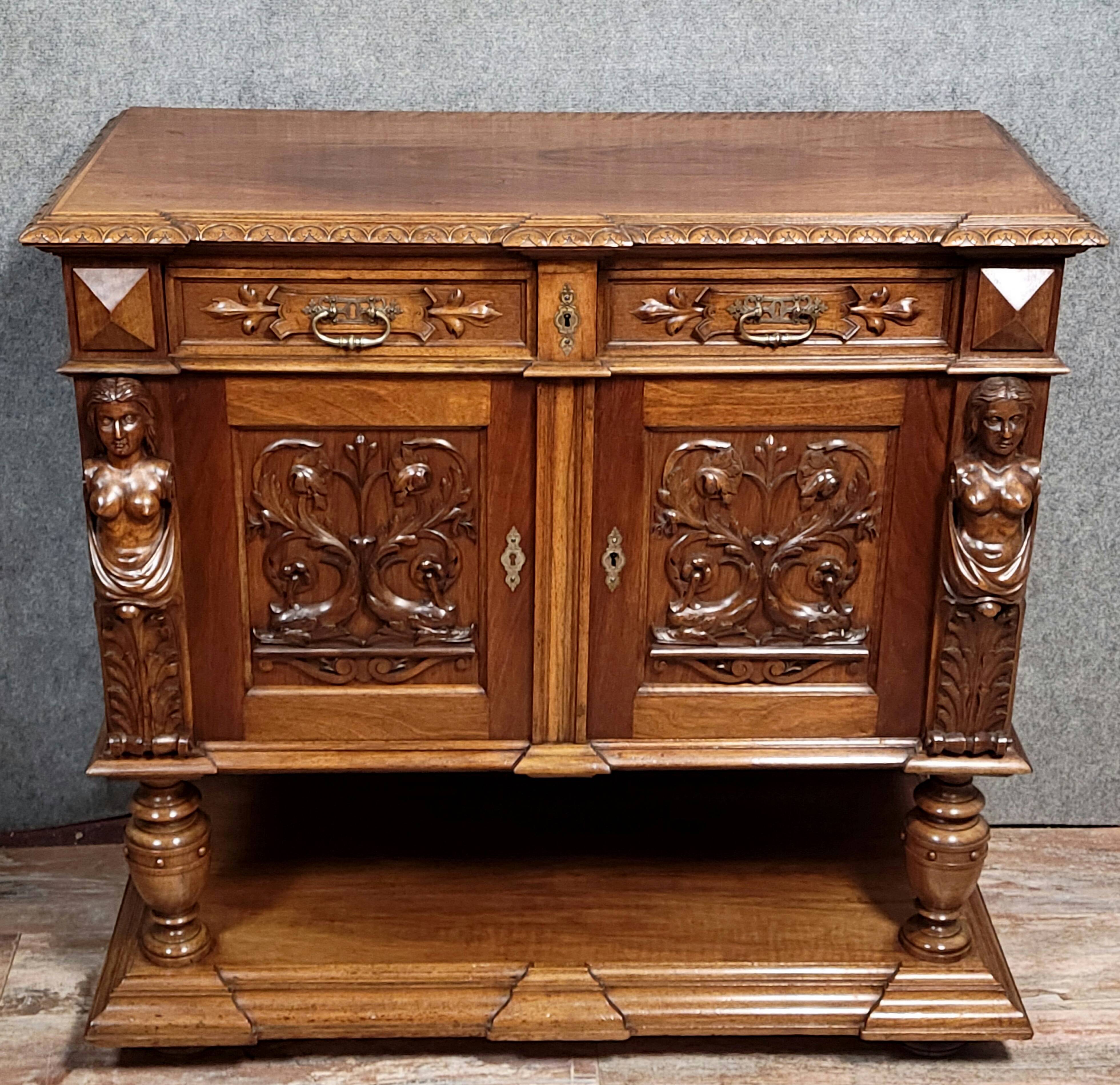 Meuble d’appui Style Renaissance en noyer a fonction dissimulée