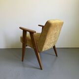 Fauteuil moderne du milieu du siècle restauré en tissu velours jaune et cadre en bois clair