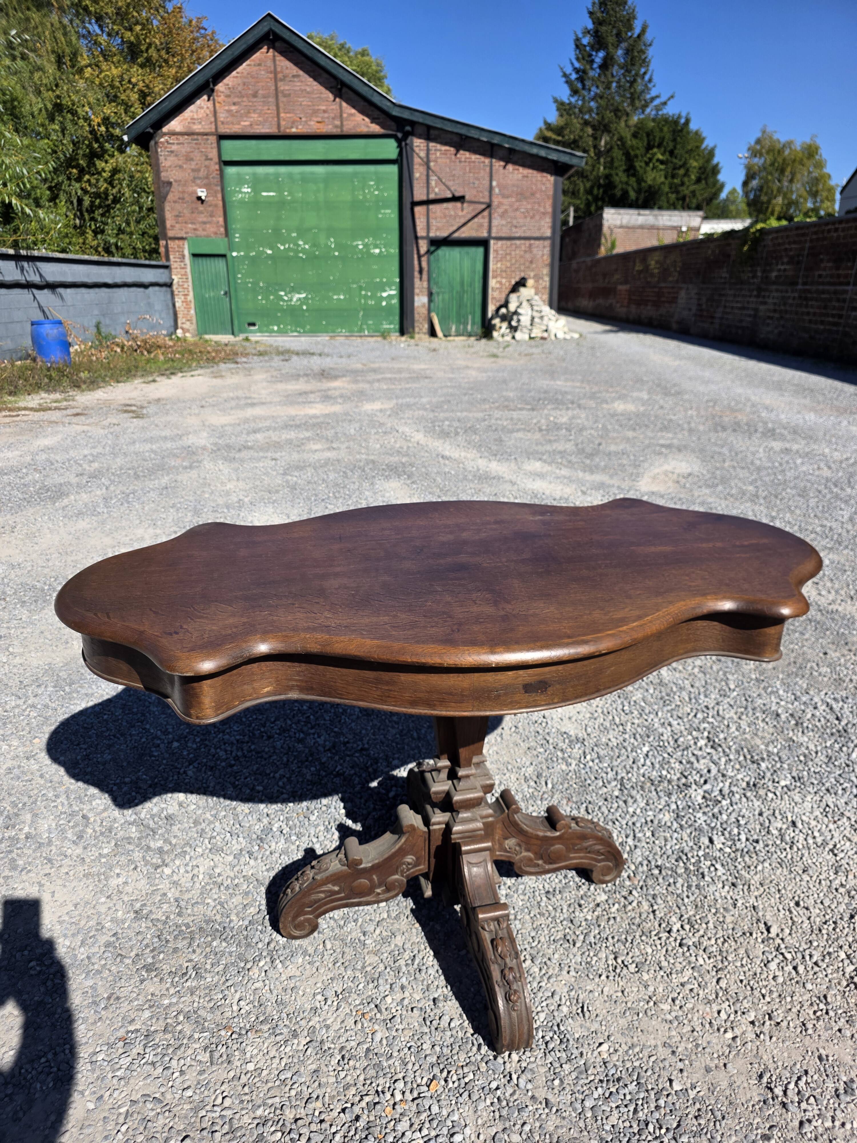 Antique round table in solid oak
