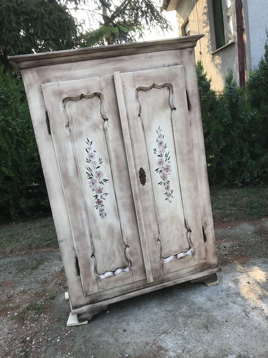 Armoire double avec motif floral peint à la main