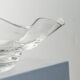 Immense bol en verre transparent de 16,5 pouces par Laica Cristalleria – Centre de table à bord ondulé, Italie, années 1990.