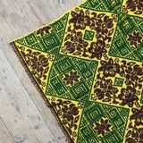 Tapis vert et jaune fait à la main avec de délicates fleurs colorées