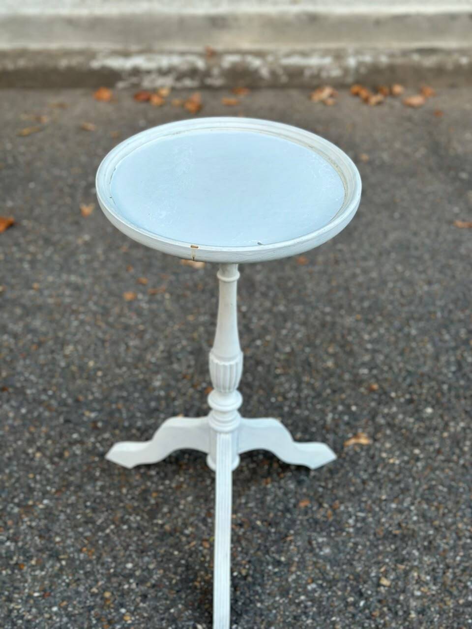 Tripod gueridon / Louis XVI style white patinated side table 1960