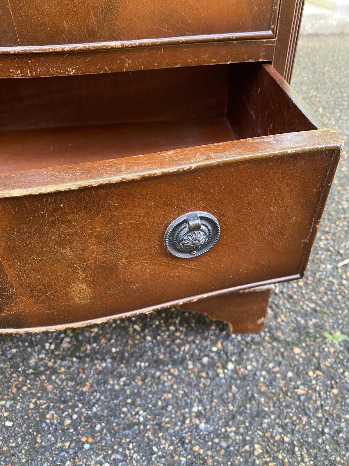 2 English wooden chests of drawers with 4 drawers
