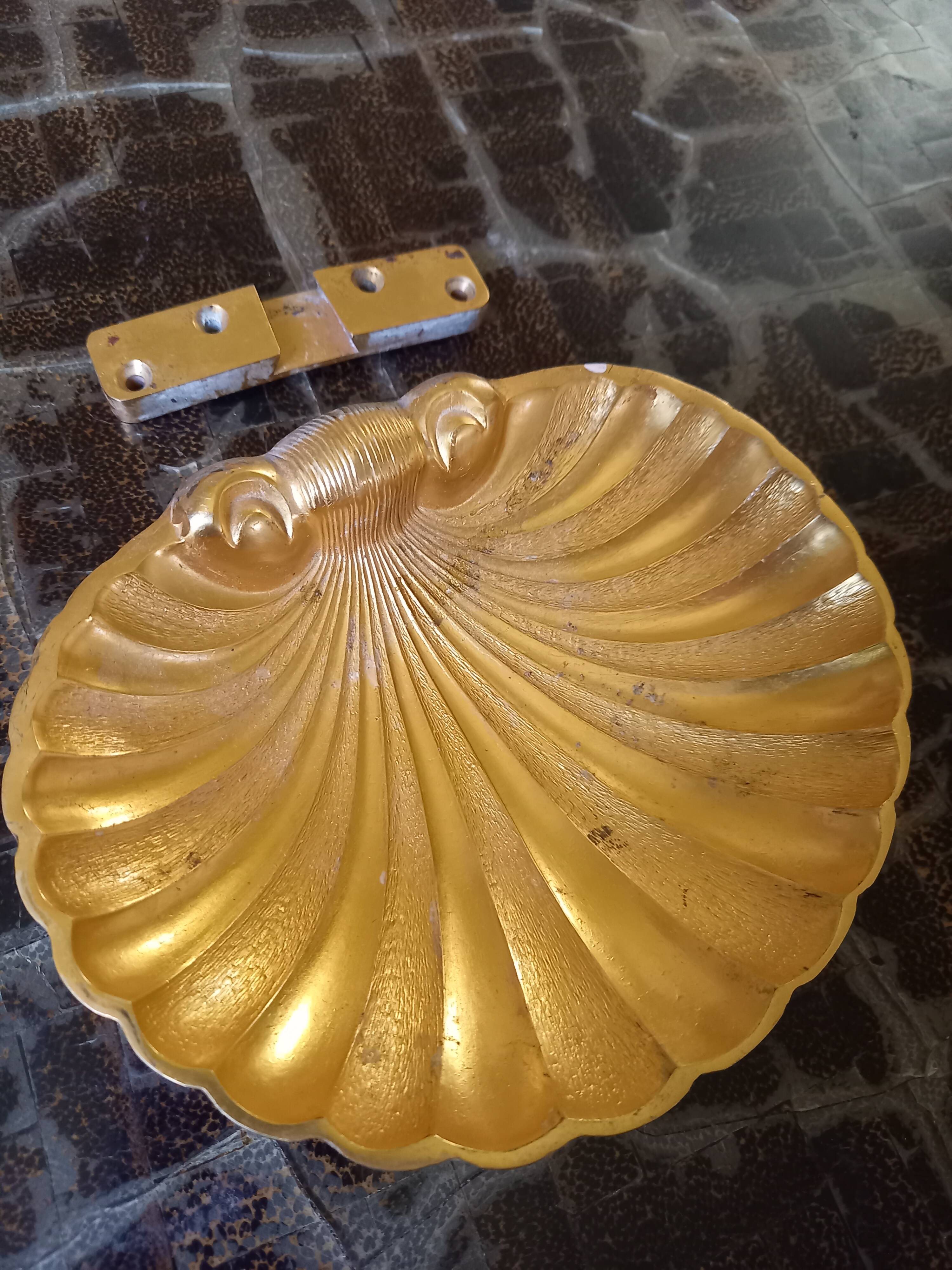 Vintage gilded bronze shell or shell pocket emptier