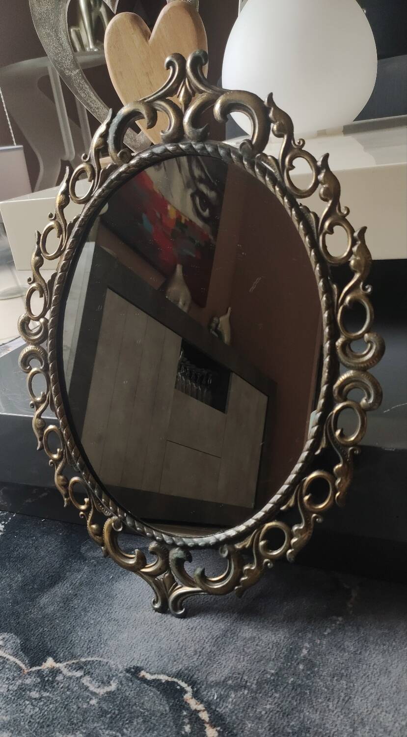 Antique oval mirror in Baroque/Rococo style. Made of gilded spelter. Dimensions: 42 x 31 cm