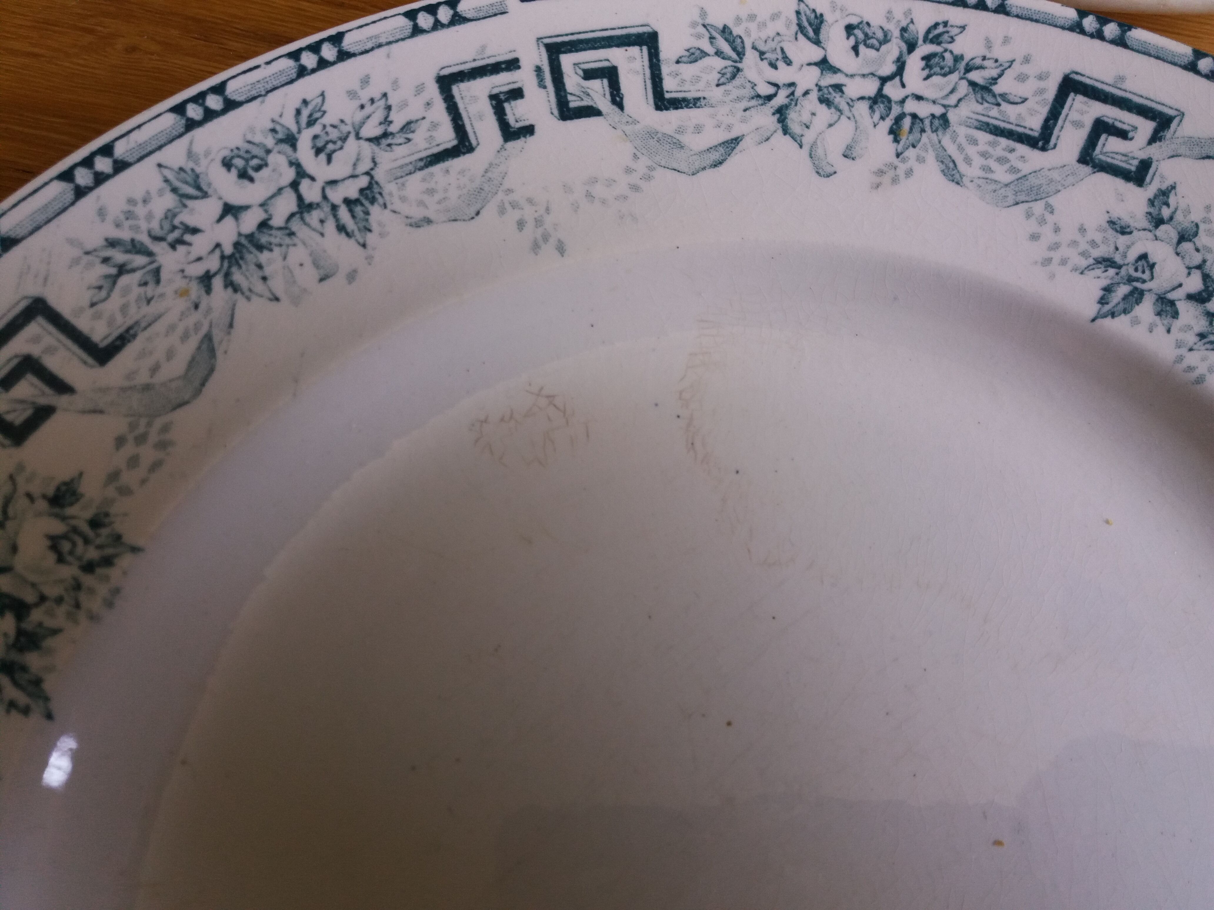 Lot 4 mismatched flat plates Terre de fer
