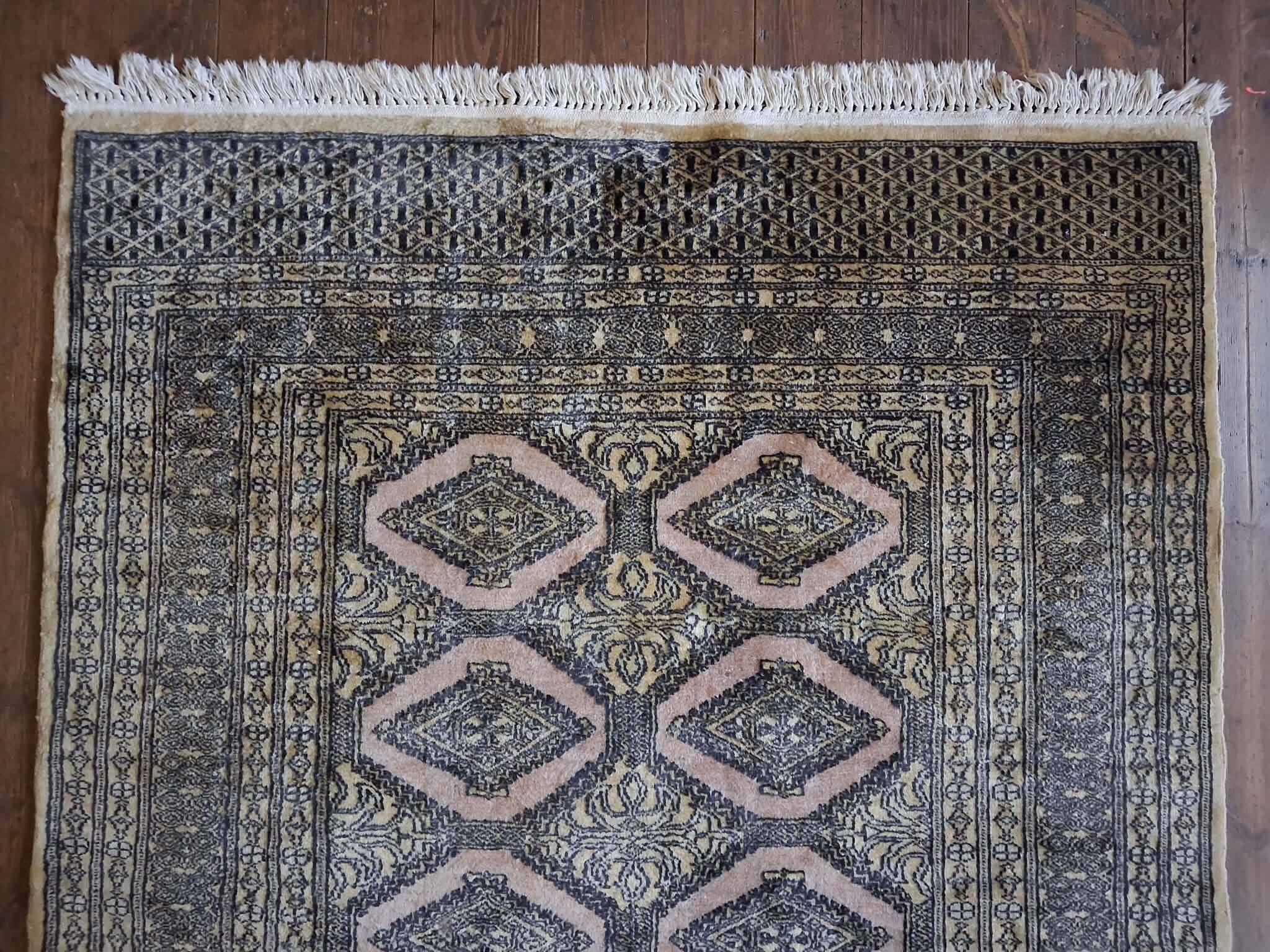 Handmade Pakistani Bukhara rug 188x122cm