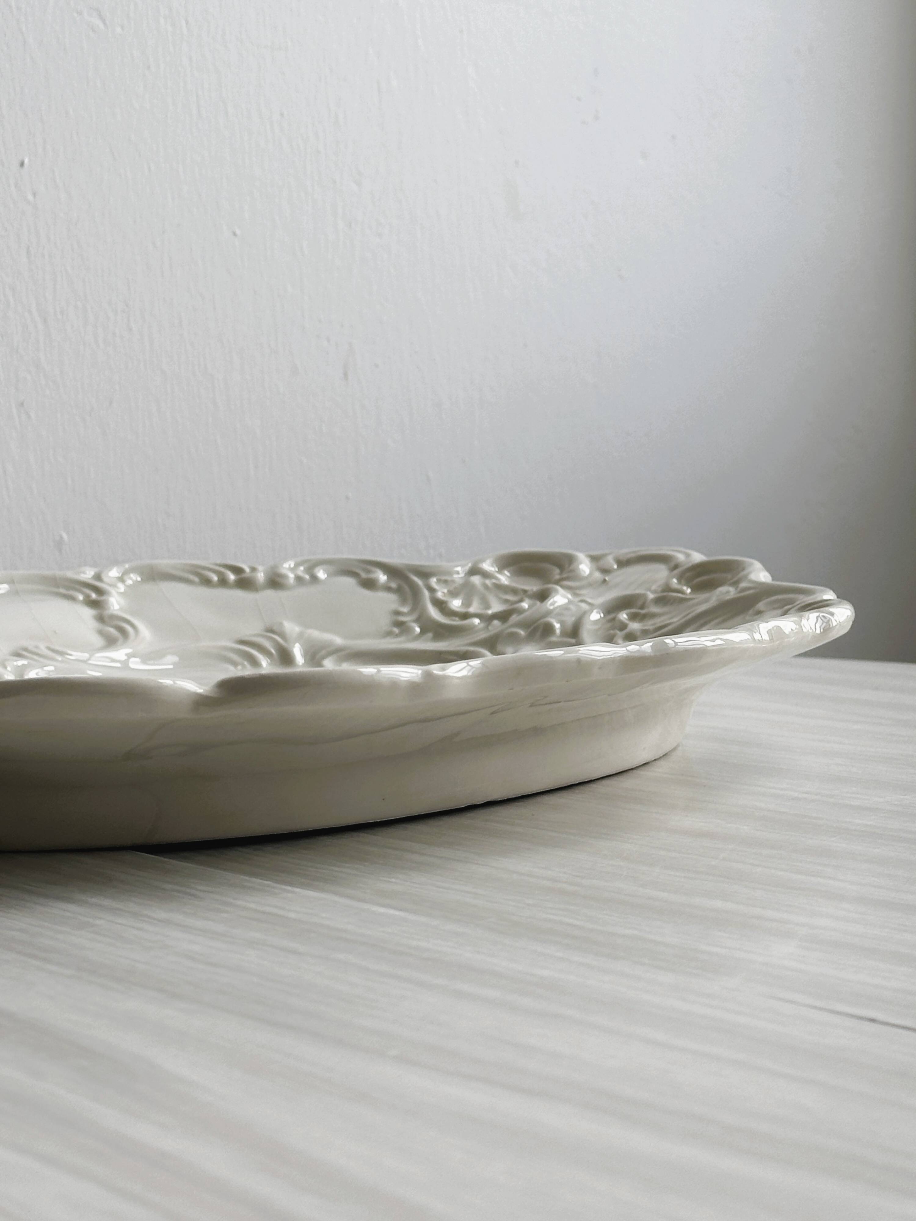 Plat ancien en céramique travaillée