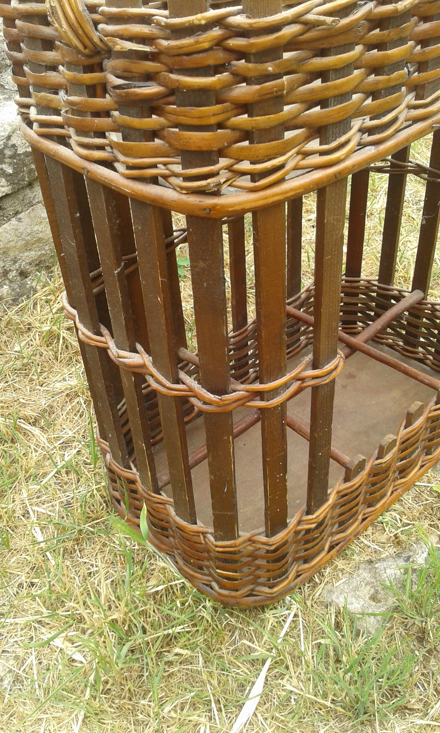 Rattan bottle bar with handle