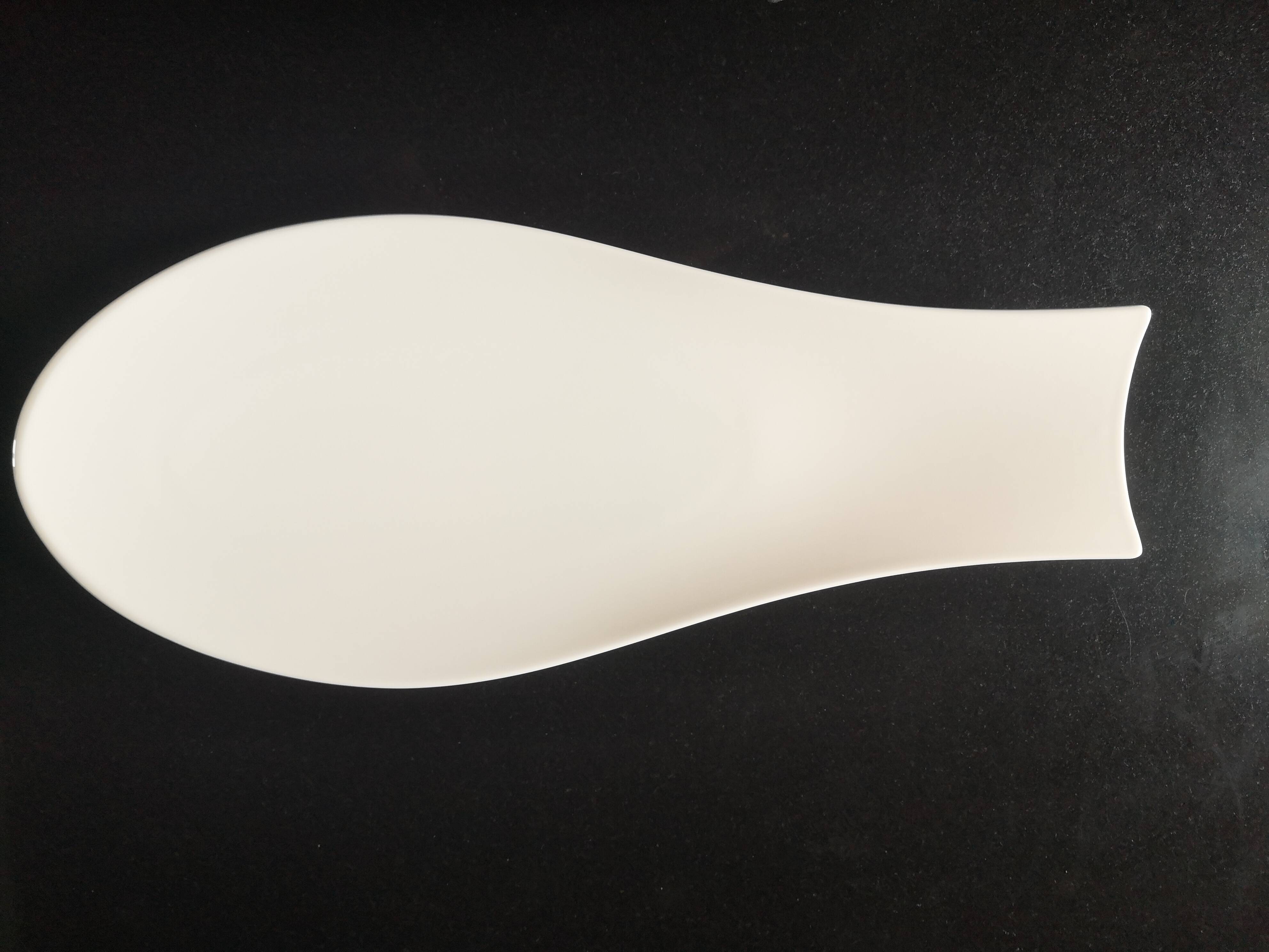 Assiettes poisson en porcelaine blanche