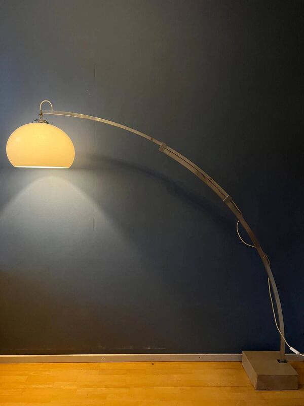 Lampe de sol arc vintage de l'ère spatiale dans le style de Guzzini