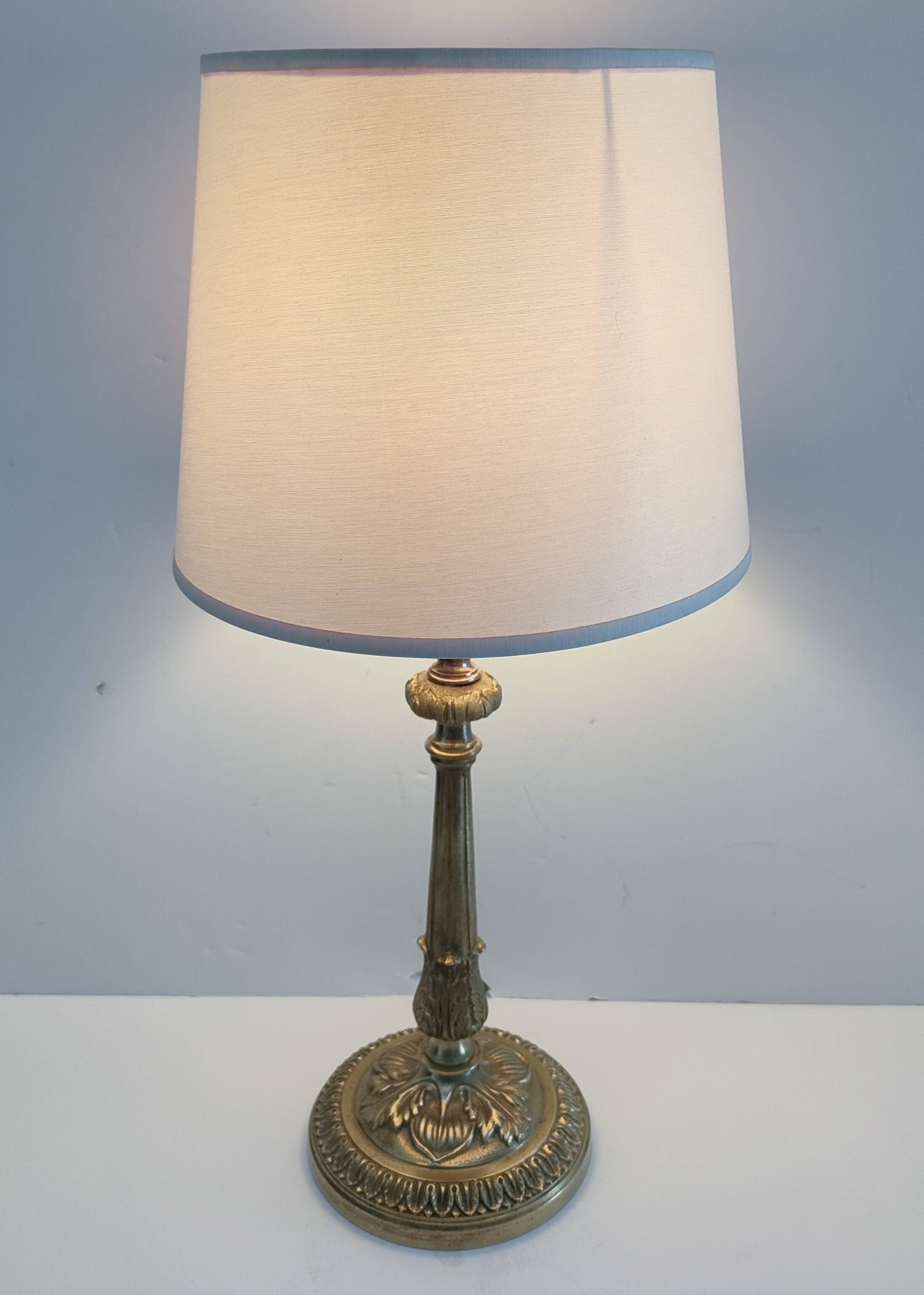 Pied de lampe bronze décor feuillagé