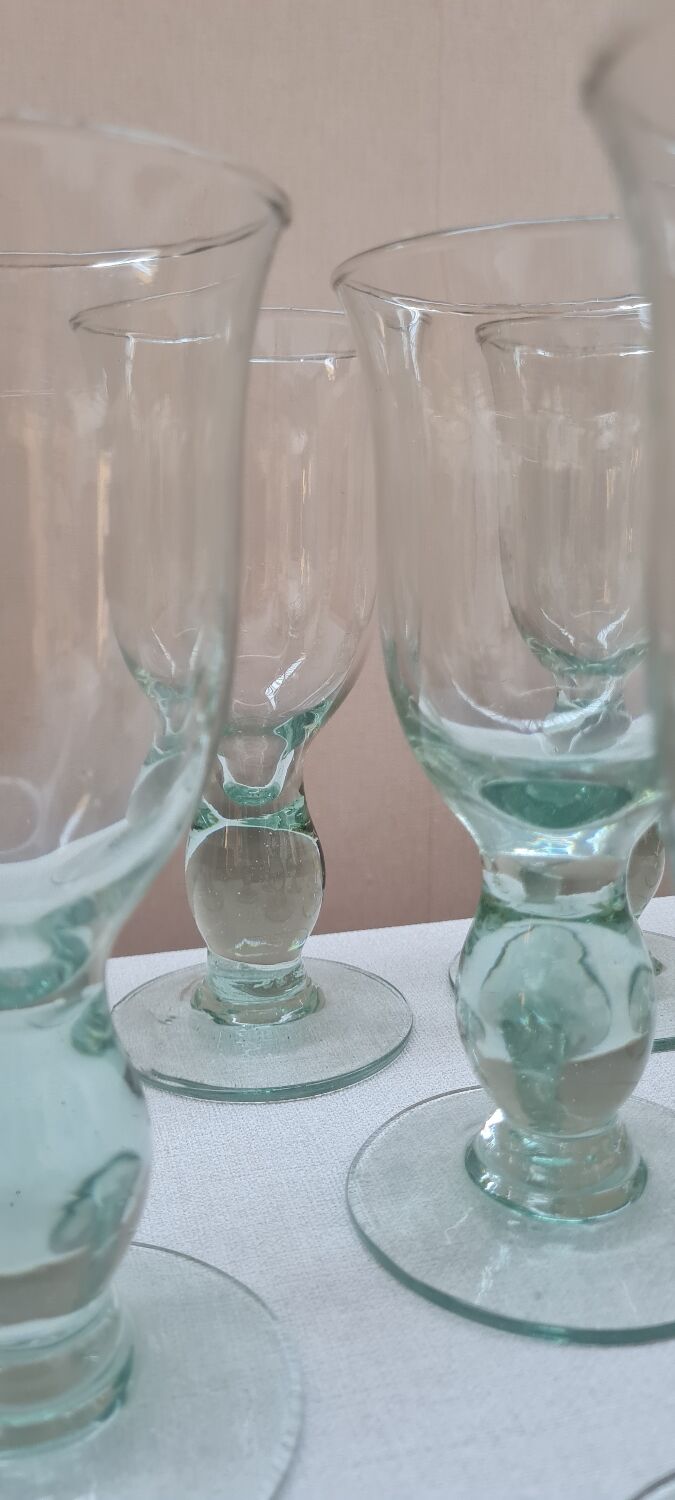 Service of 8 blown glass stemmed glasses