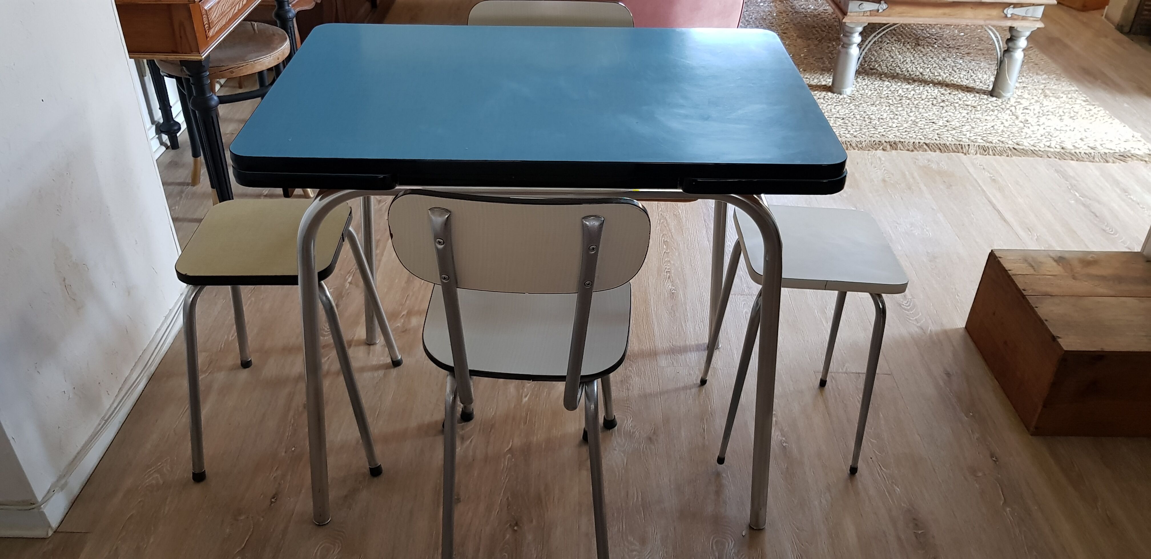 Formica extension table set, 2 chairs and 2 stools