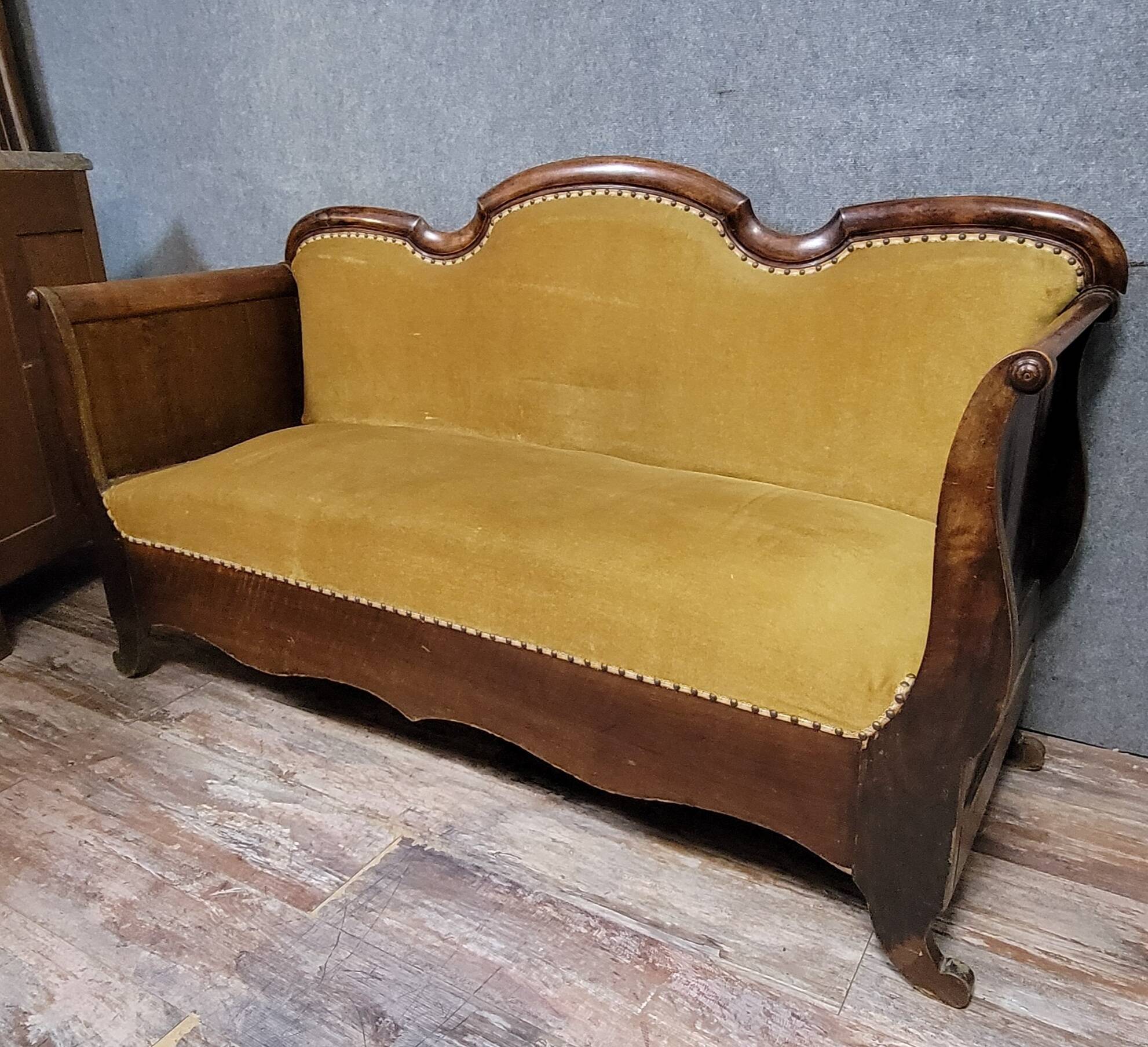Canapé ancien en noyer massif d'époque Louis Philippe