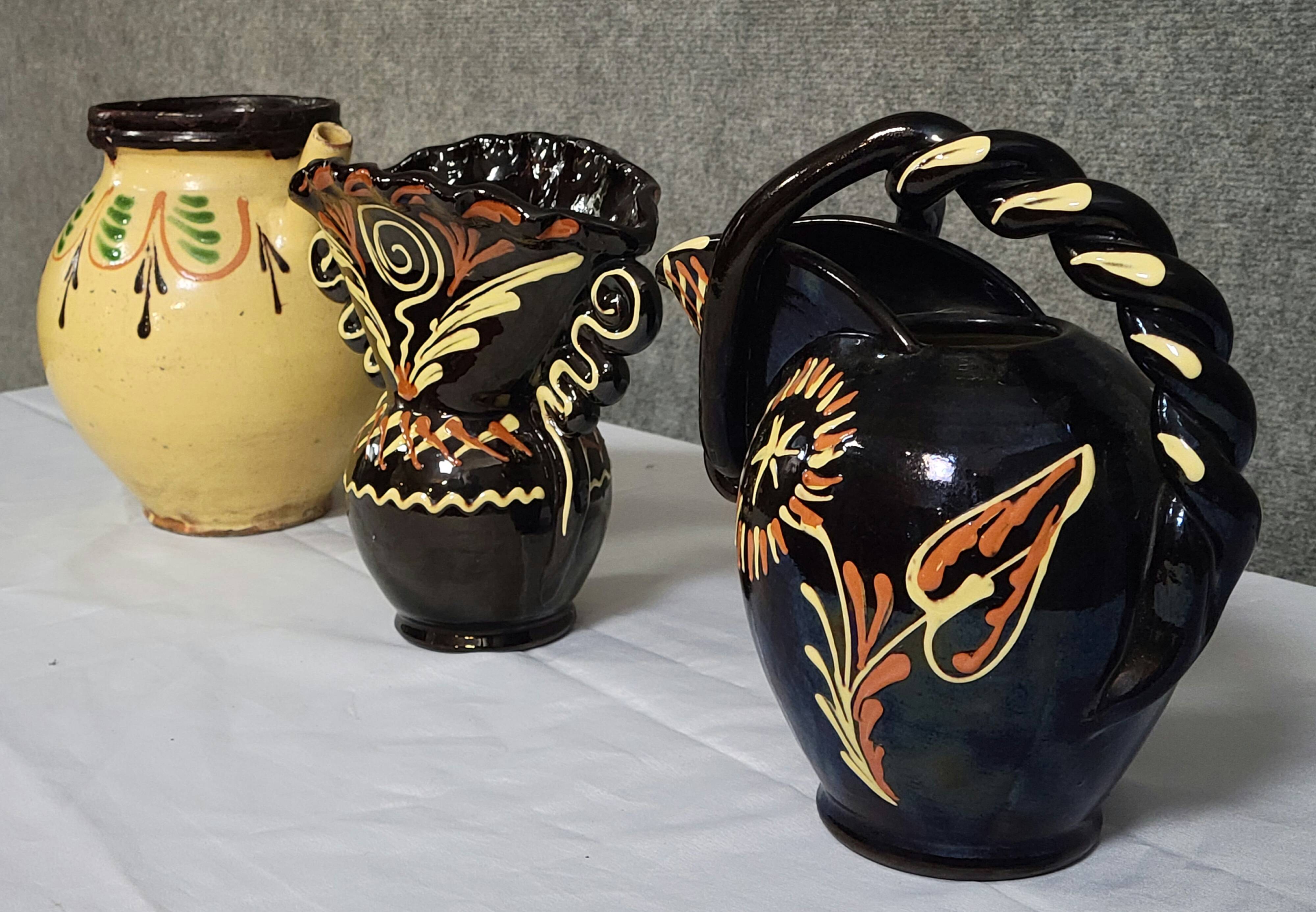 Ensemble composé de trois pièces en céramique vernissée