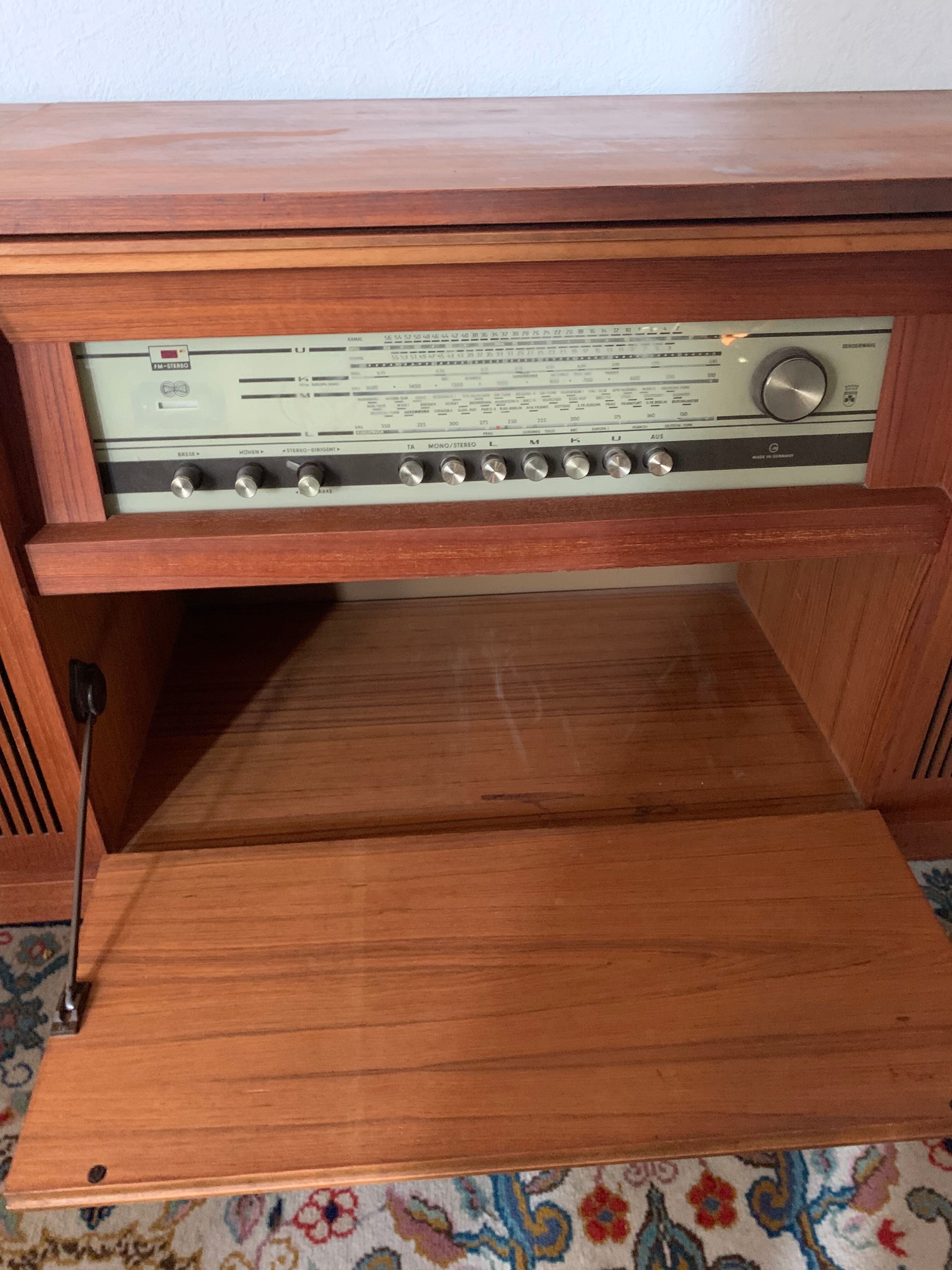 Hi-fi cabinet