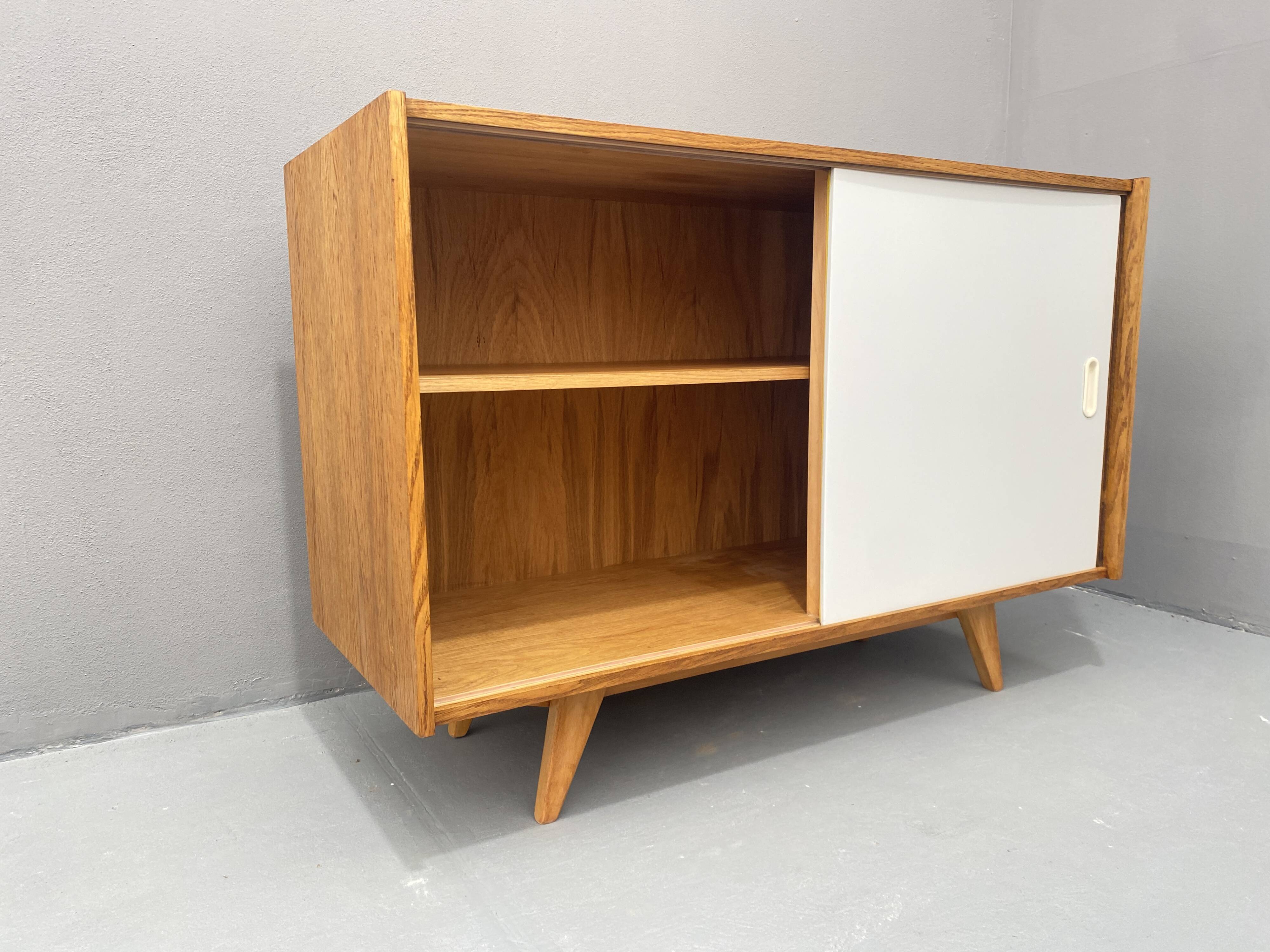 Buffet du milieu du siècle entièrement restauré U-452 par Jiří Jiroutek, années 1960, Tchécoslovaquie