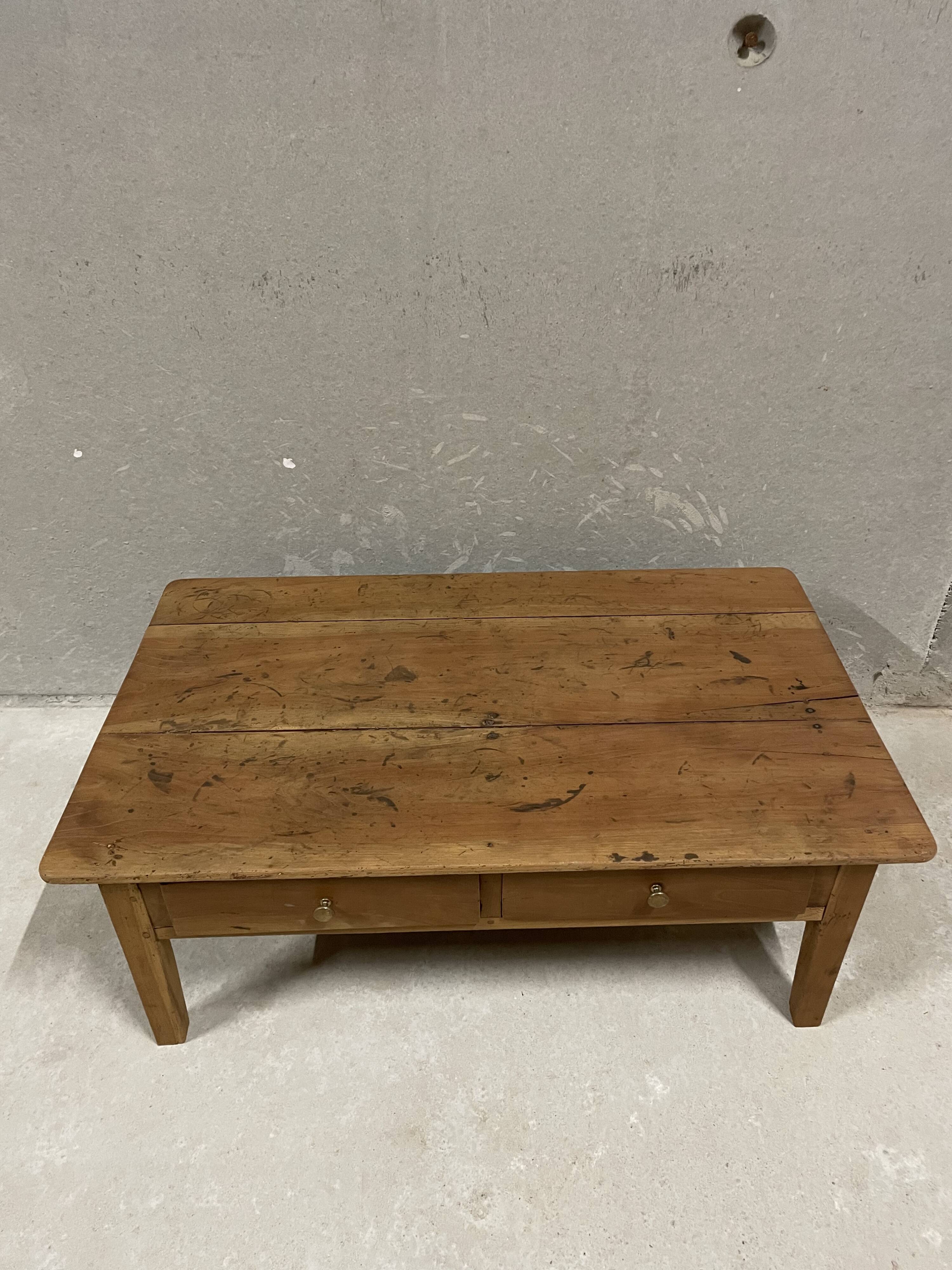 Solid wood coffee table with 2 drawers – chic country style