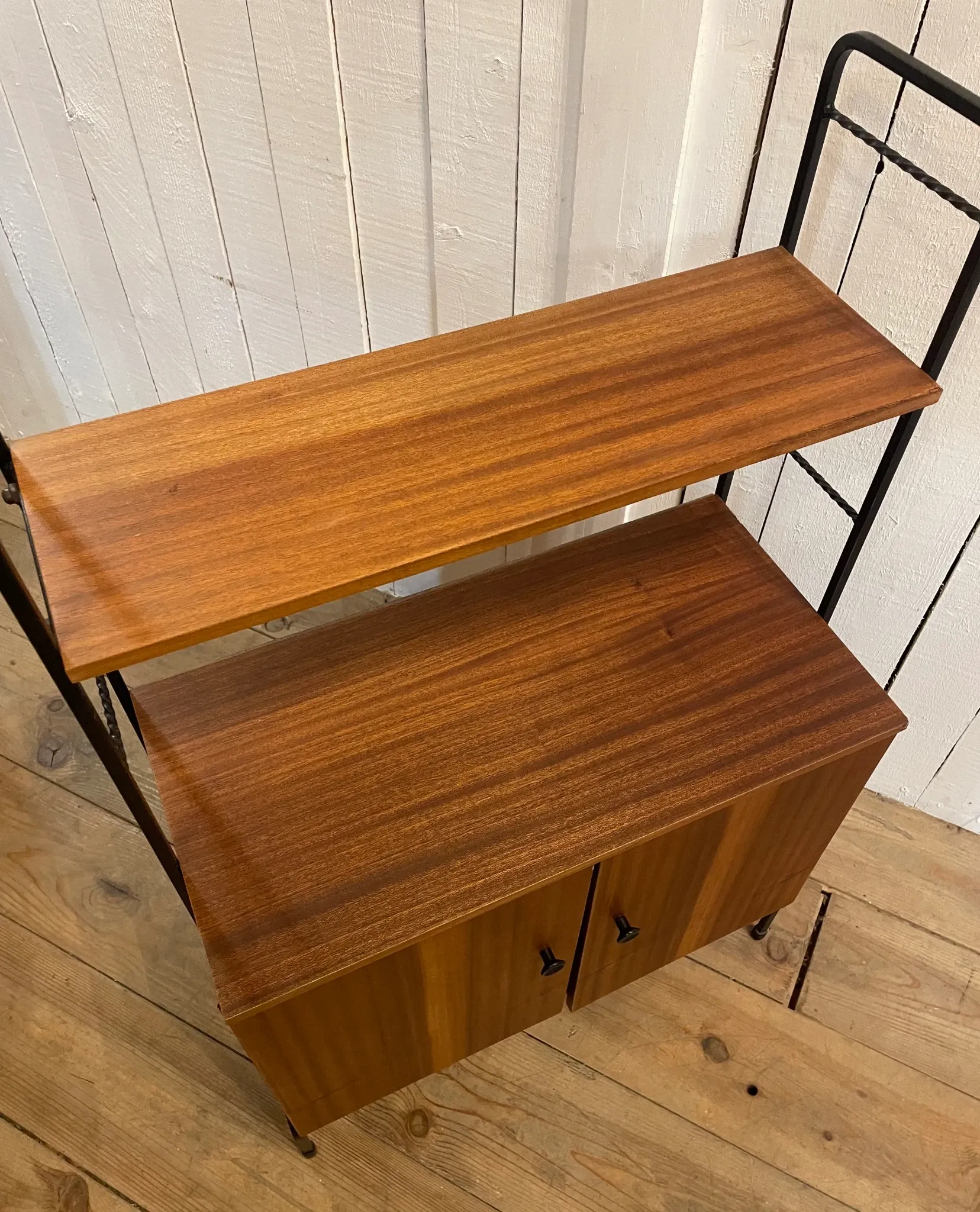 Small piece of furniture on legs