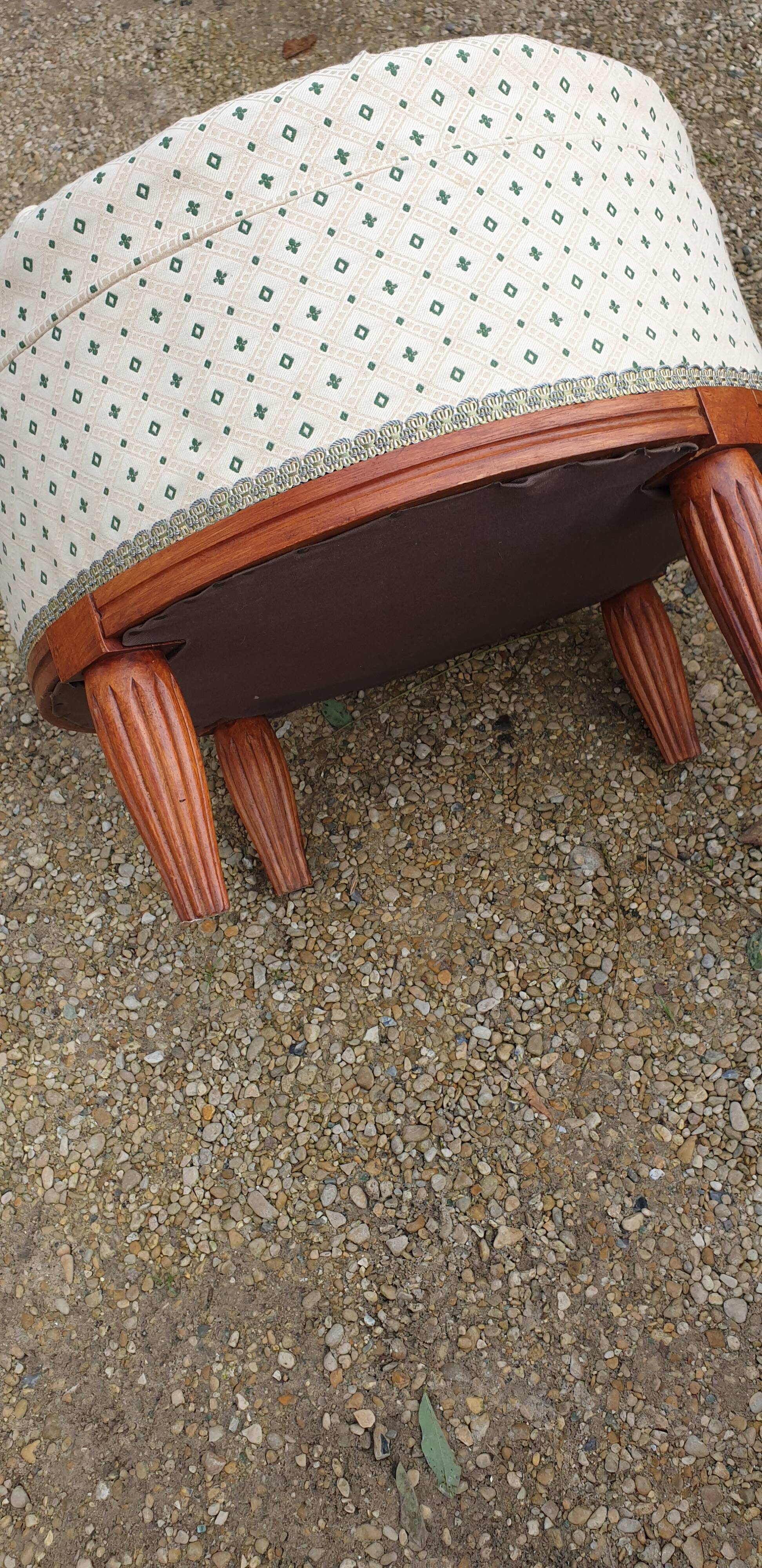 Paire de fauteuils et pouf Louis XVI