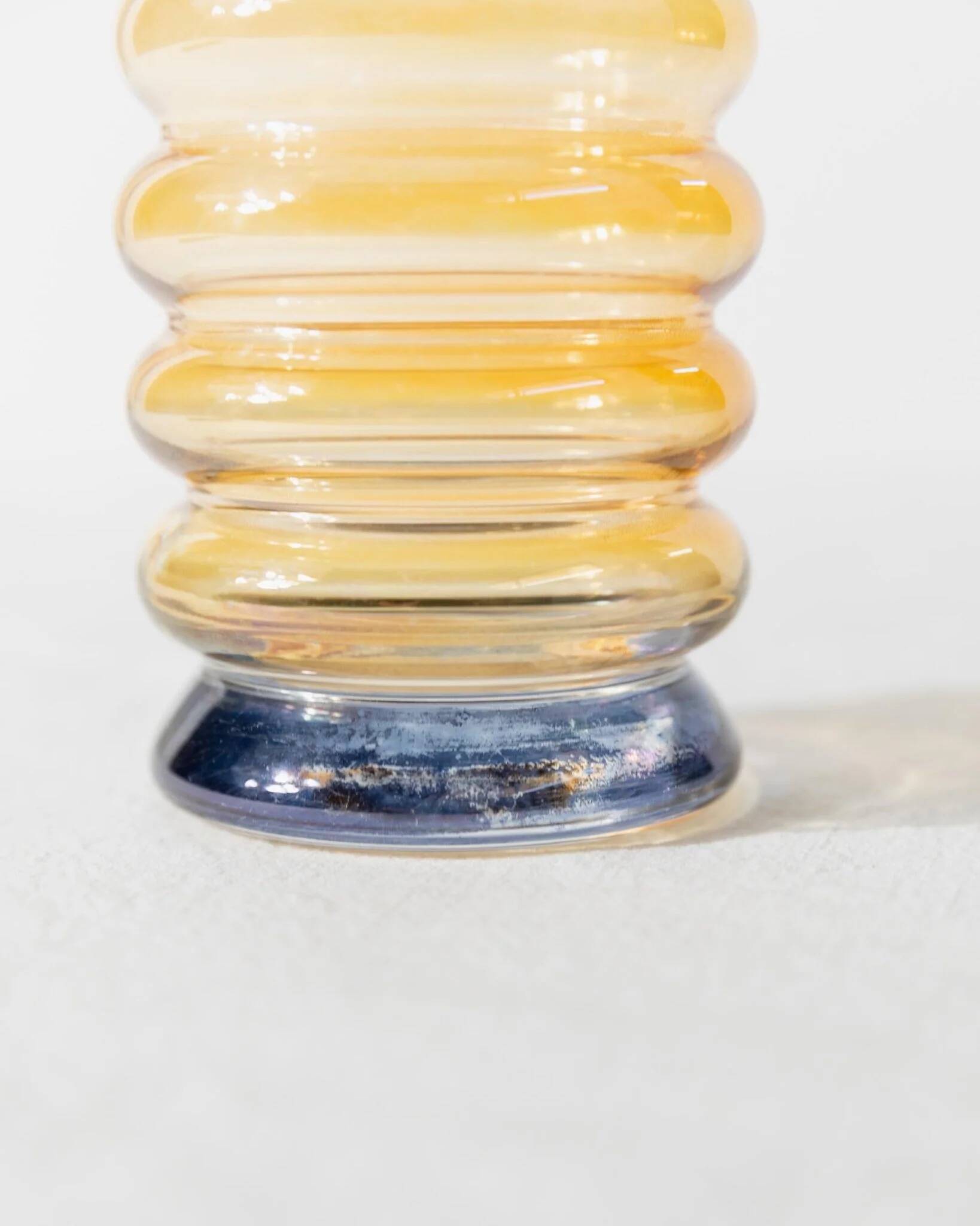 Vase en verre de Murano vintage en jaune et bleu irisé, forme ondulée en bulles, Italie années 1980.