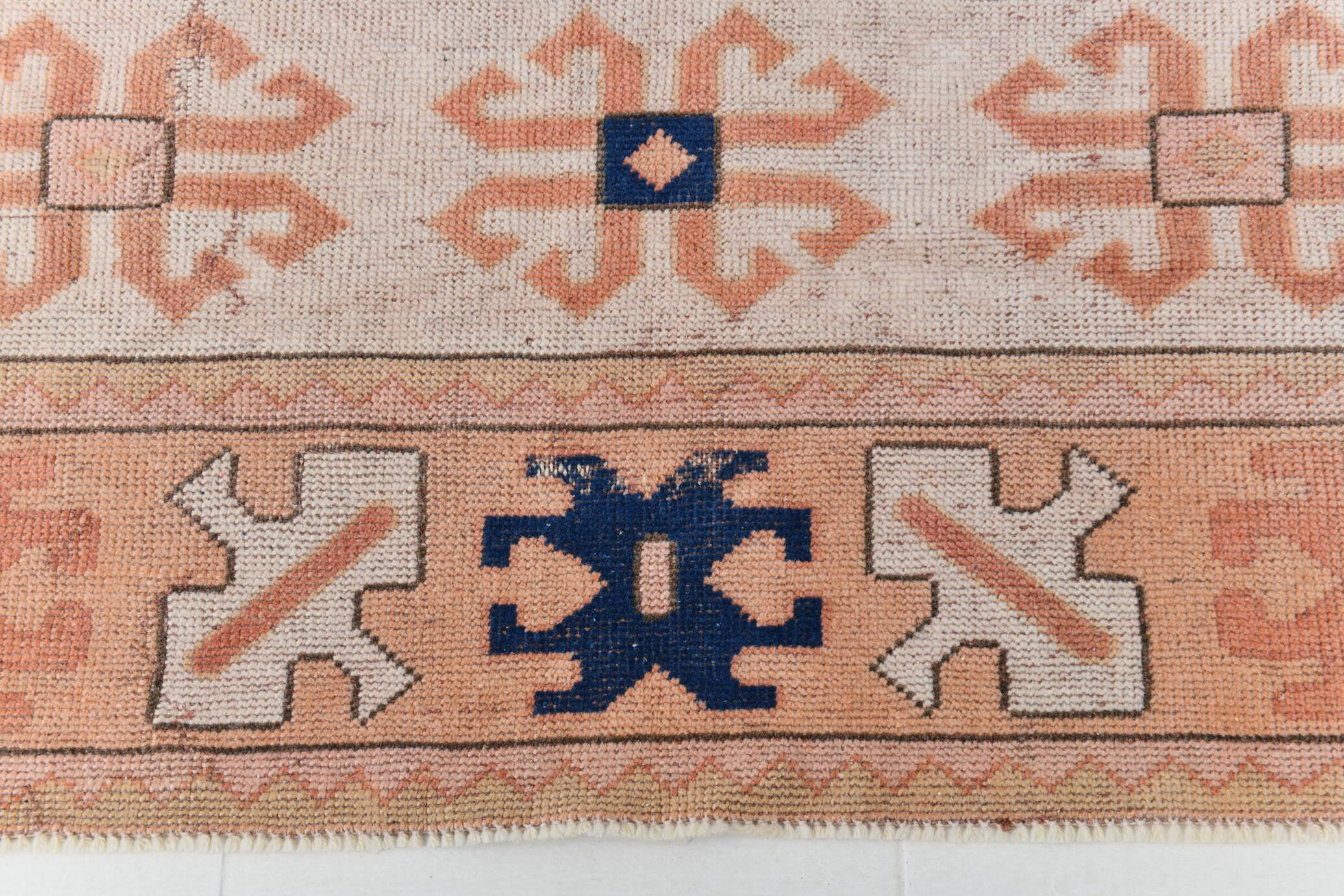 Tapis persan bleu marine et crème