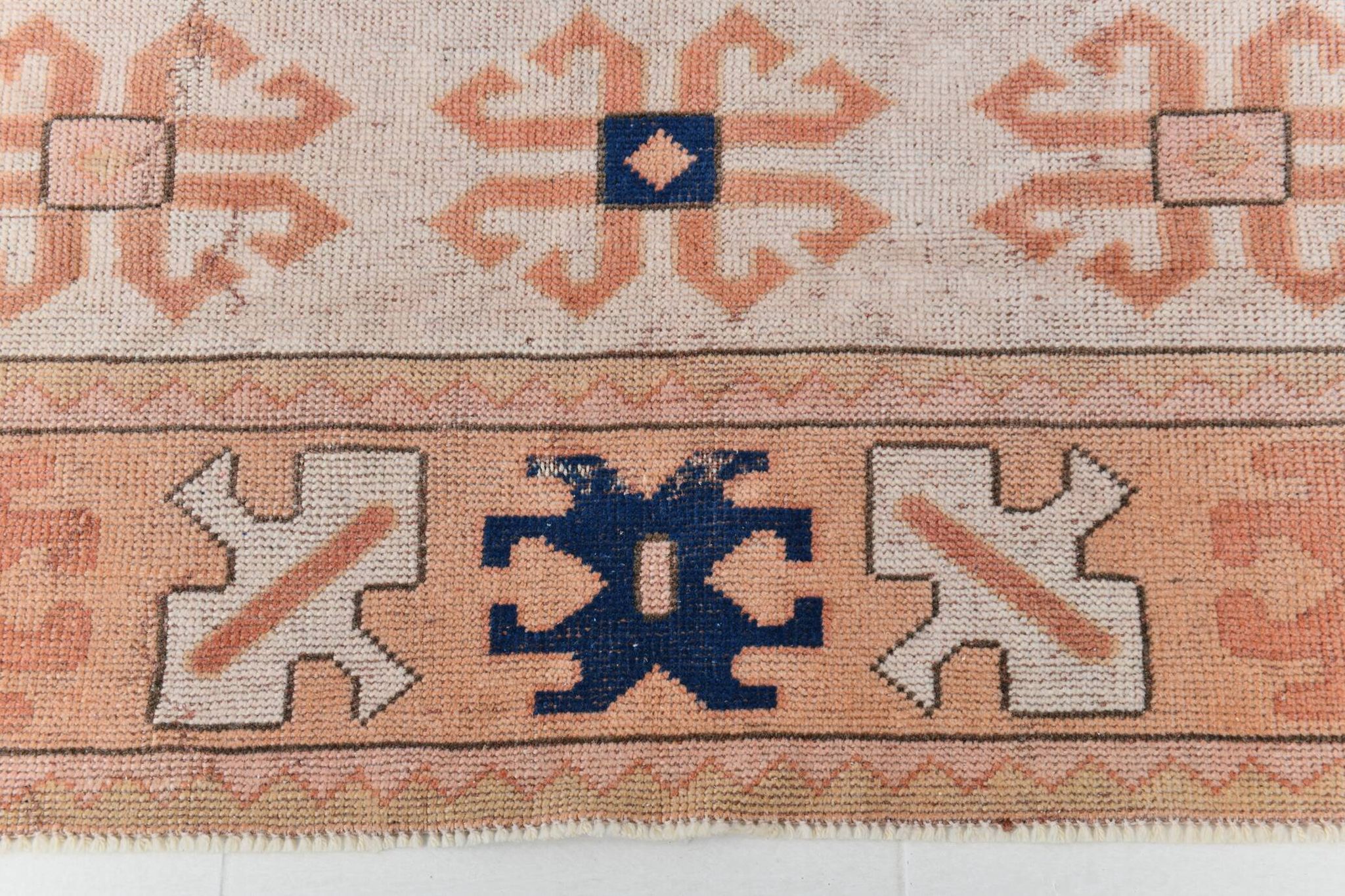 Tapis persan bleu marine et crème