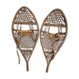 Paire de raquettes à neige ancienne en bois, cuir, et cordage en boyau naturel