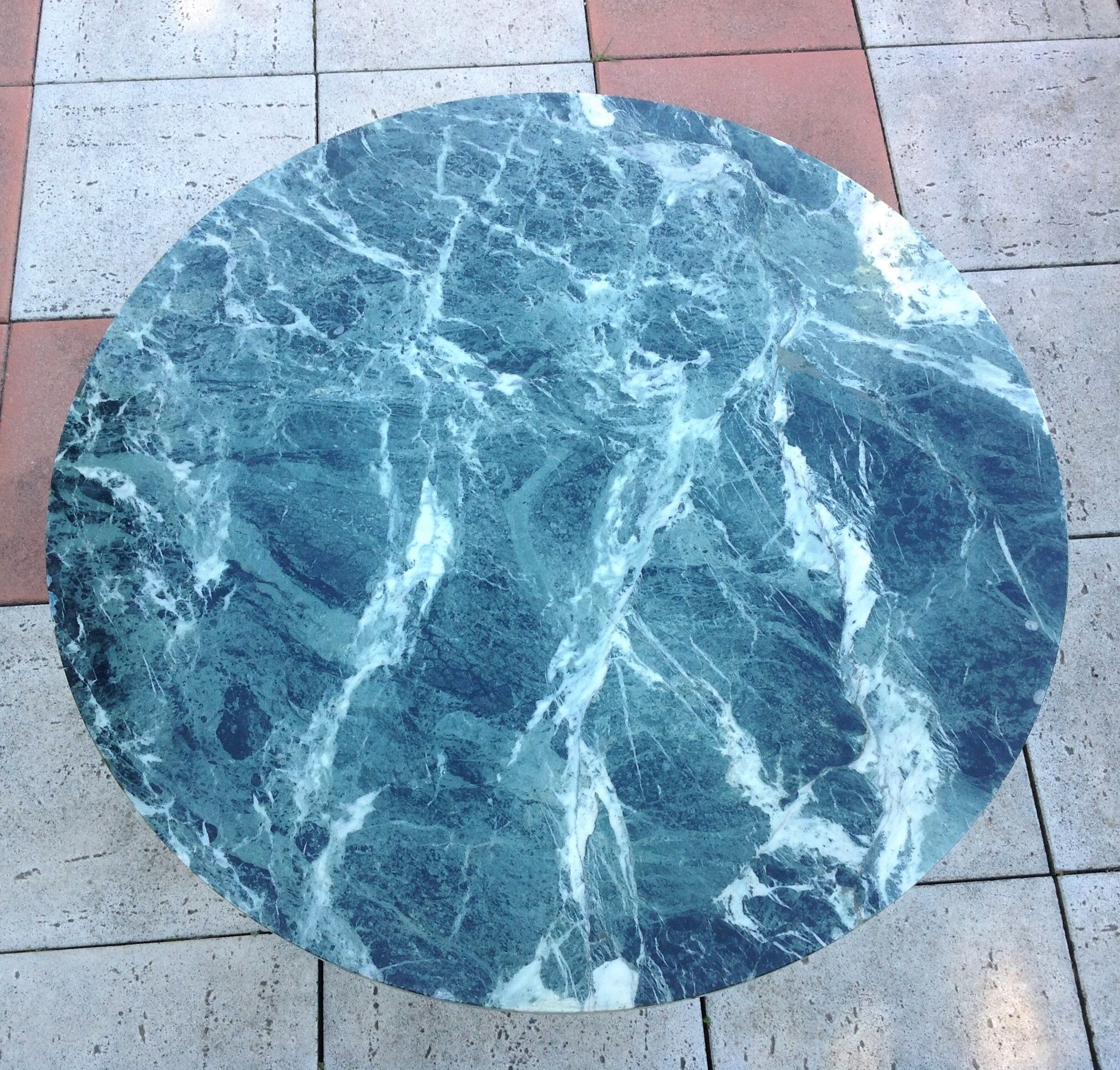 Round coffee table in green marble and chrome / vintage base 60s-70s