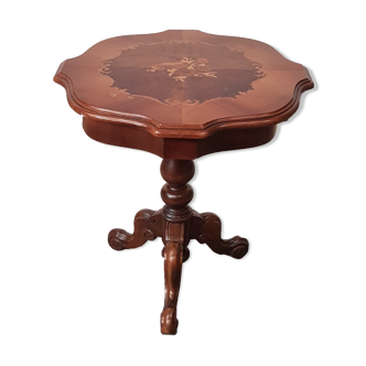 Table basse marquetée tripode de style