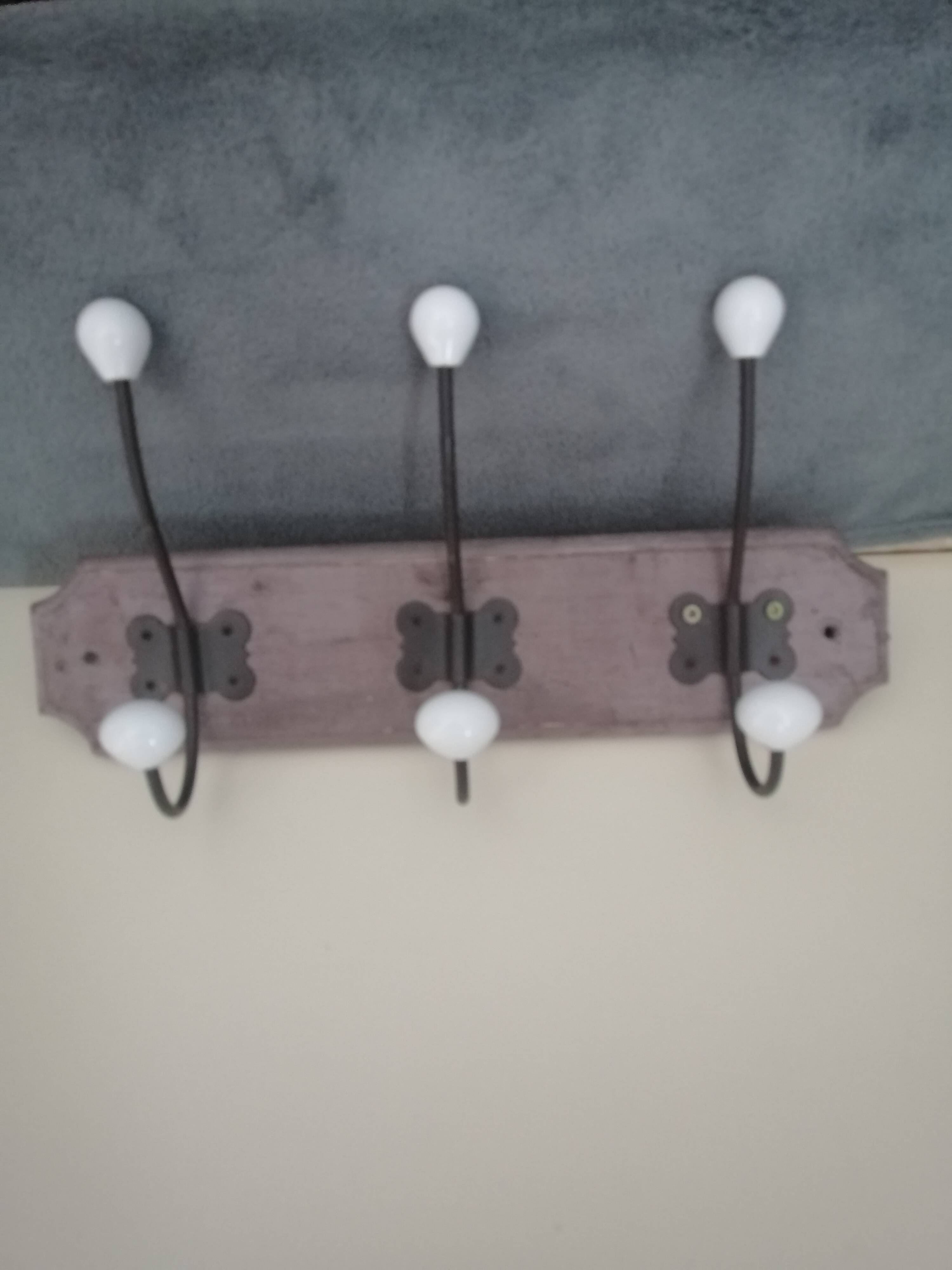 Wall coat rack in wood and porcelain