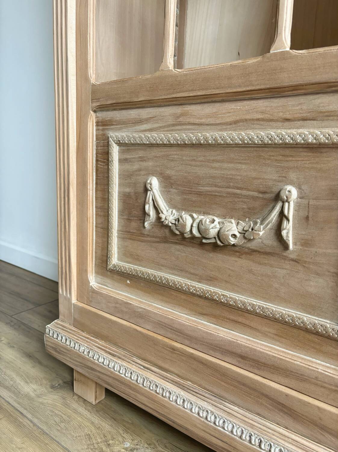 Old Parisian wardrobe solid wood ornaments