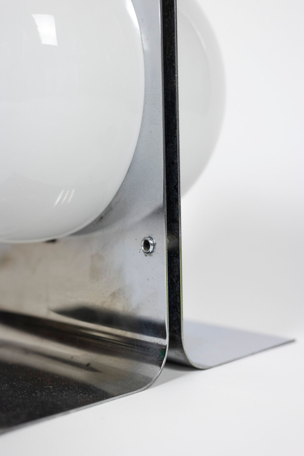 Lampe de table en métal poli et opaline, années 1970