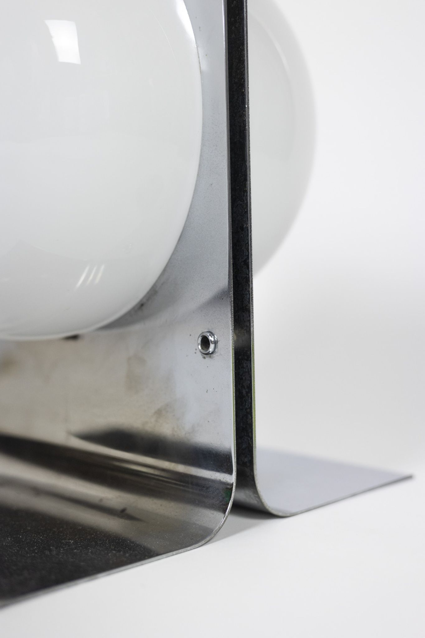 Lampe de table en métal poli et opaline, années 1970