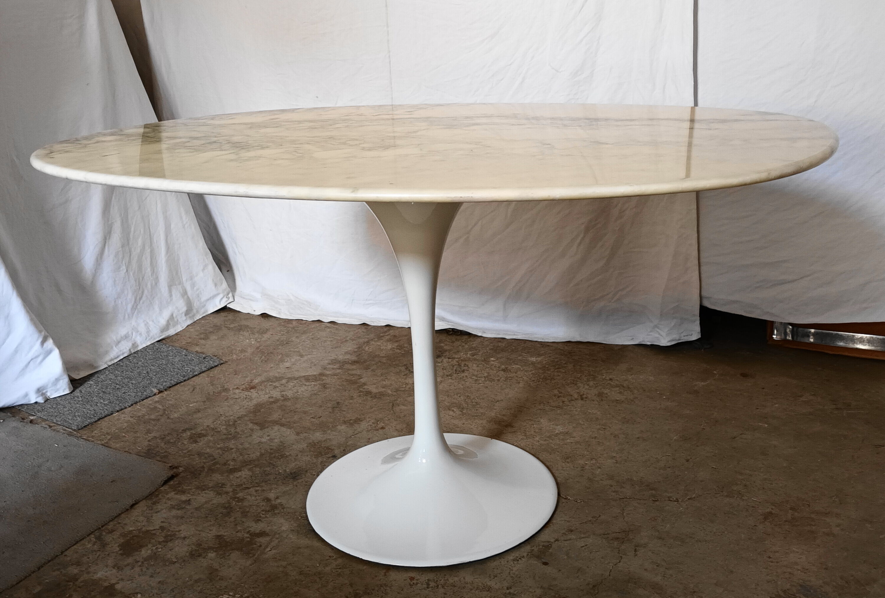 Table ovale dessus marbre pied tulipe des années 70