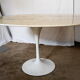Table ovale dessus marbre pied tulipe des années 70