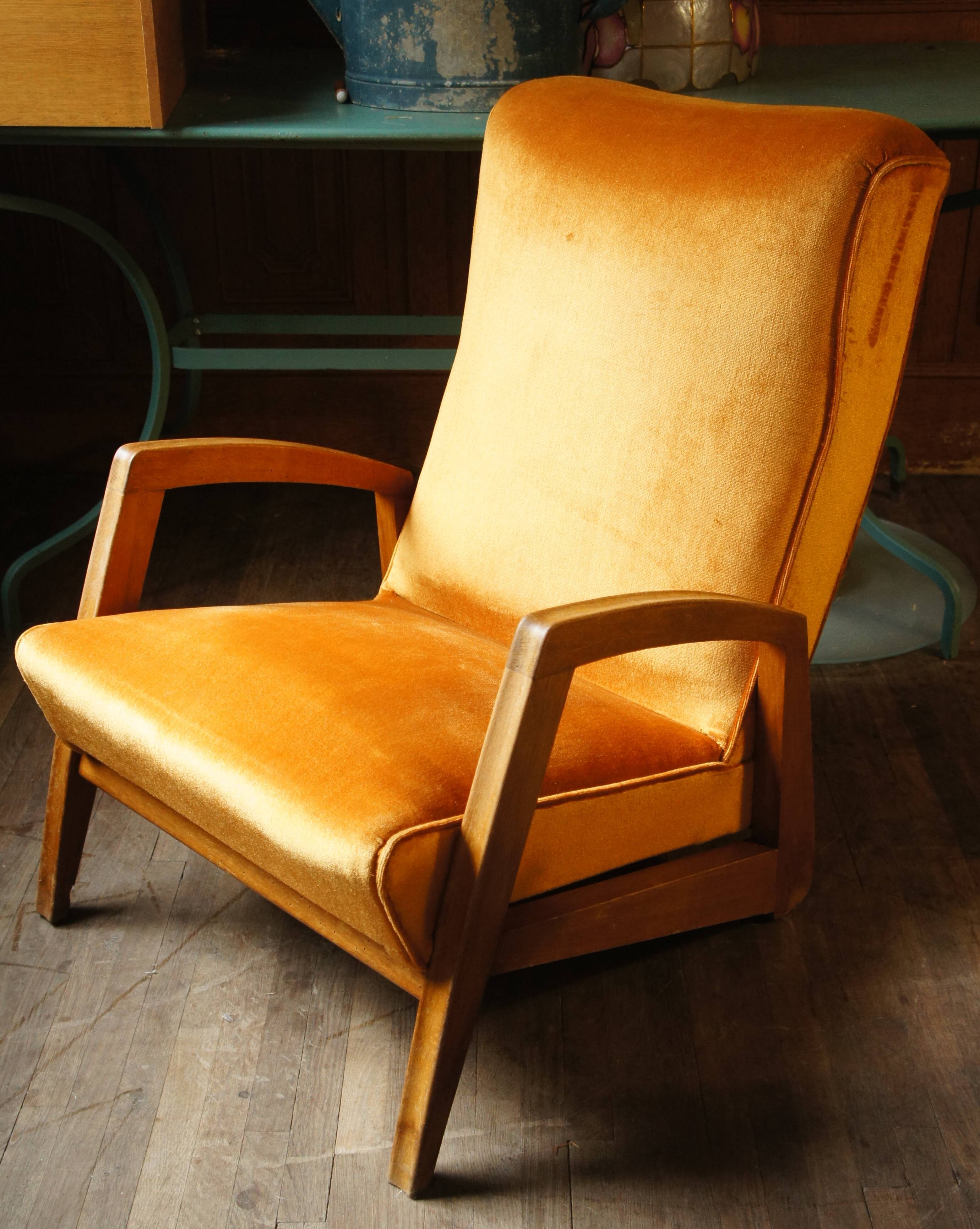 Armchair "Kangaroo" in velvet feet compass