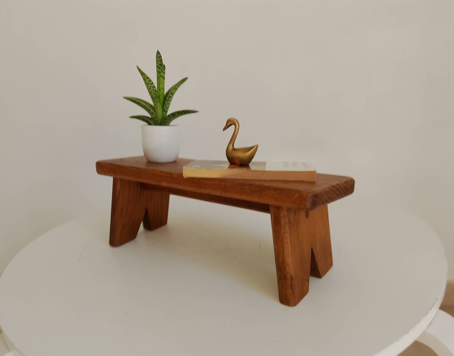 Tabouret petit banc brutaliste années 60 en chêne massif