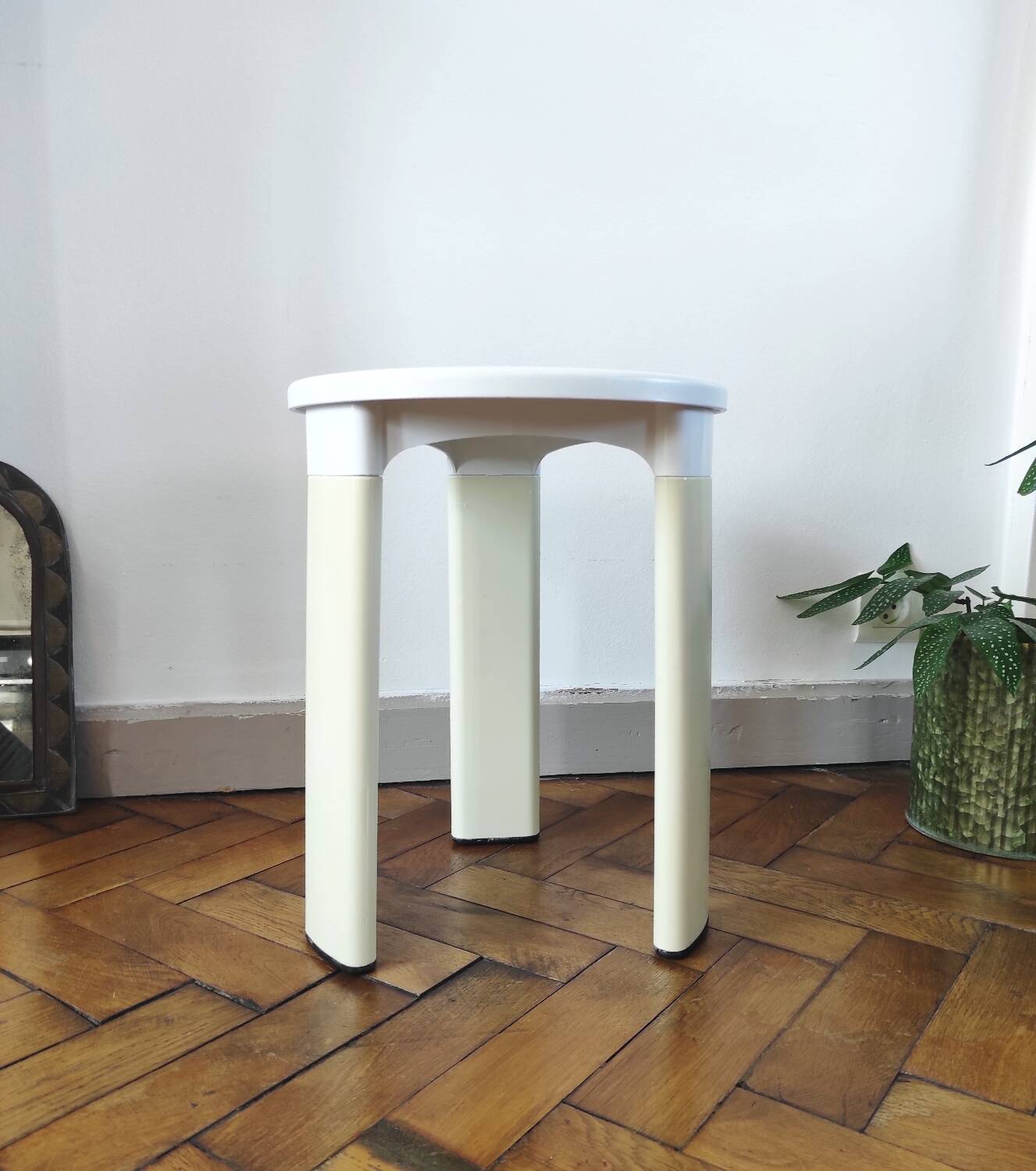 Vintage Space Age tripod stool in white plastic – Tatay, 1970s