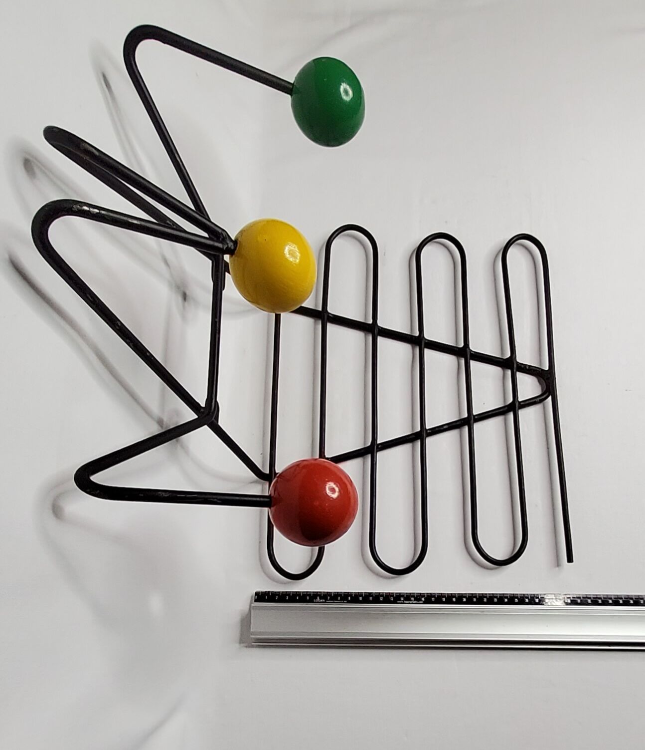 Portemanteau vintage en métal laqué noir et bois, design, 40 cm