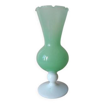 Vase en opaline vert pastel et blanc
