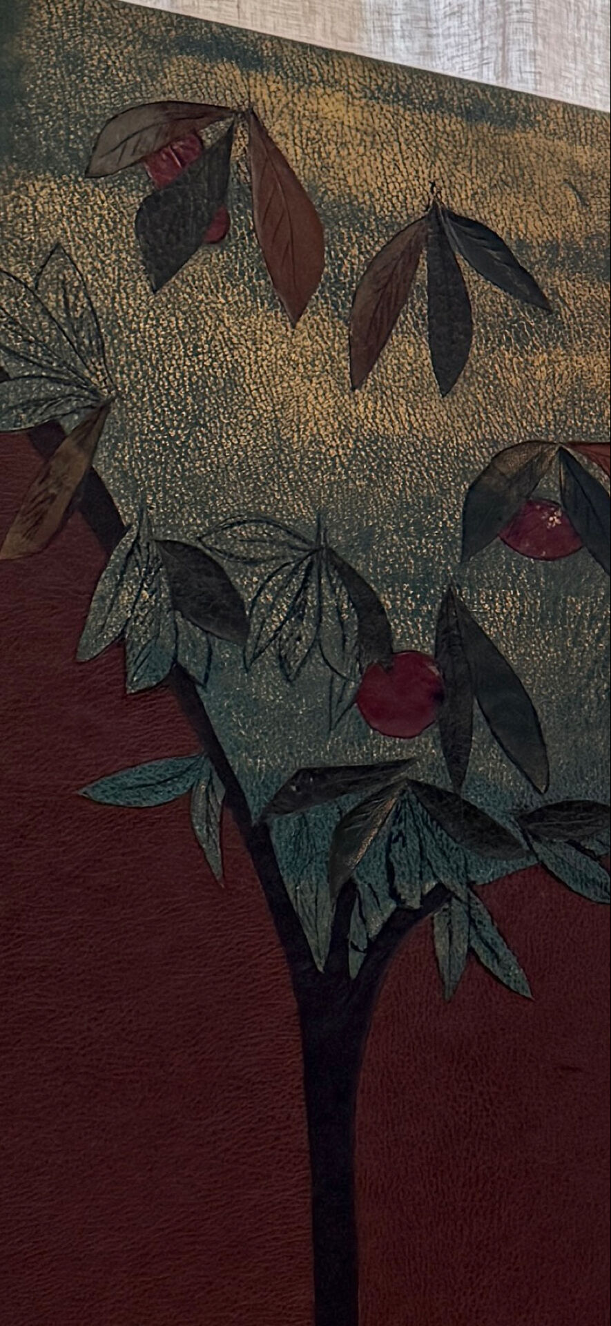 Écran ancien en cuir peint