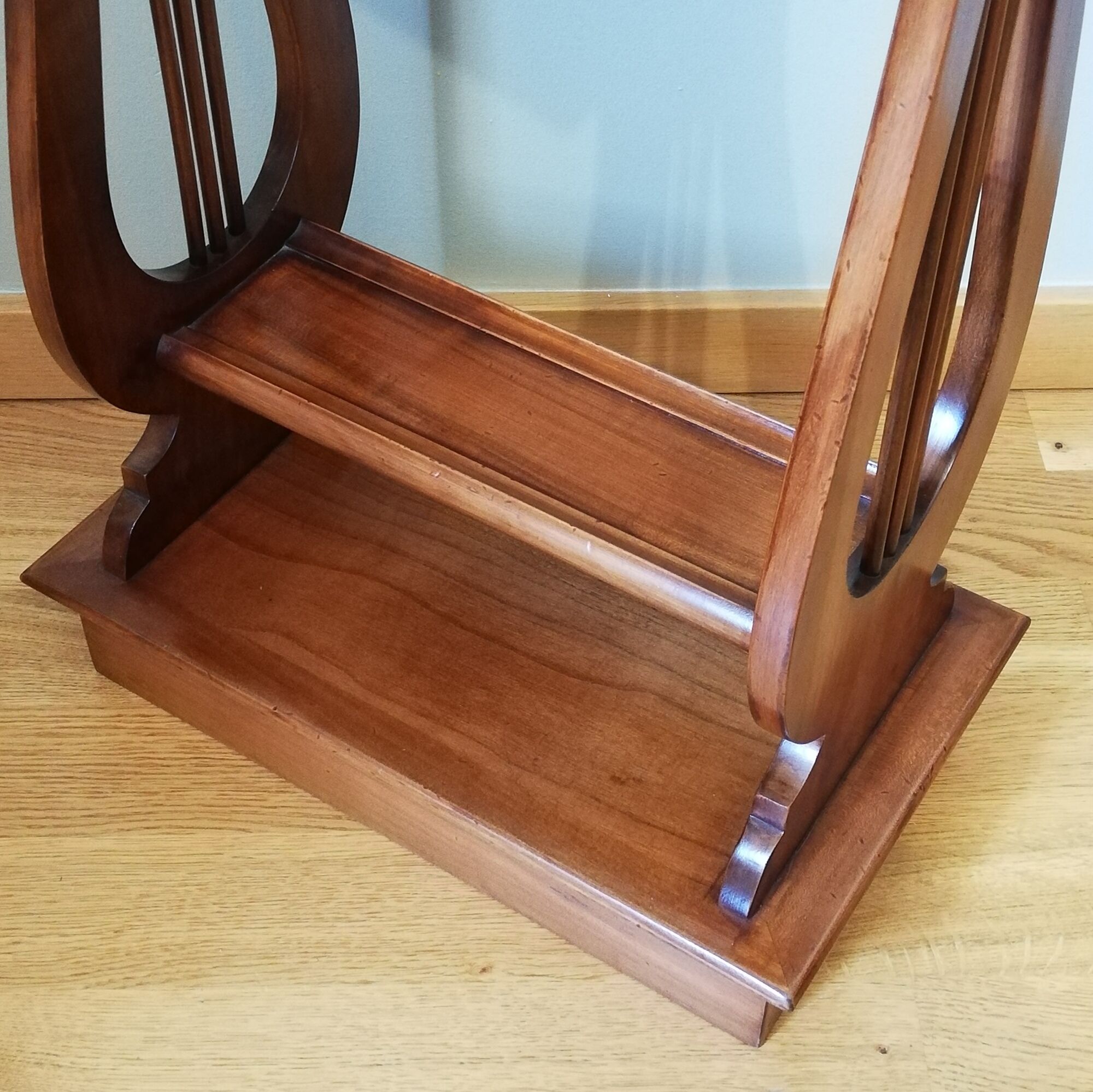 Pedestal table or English cherry saddle with lyre feet