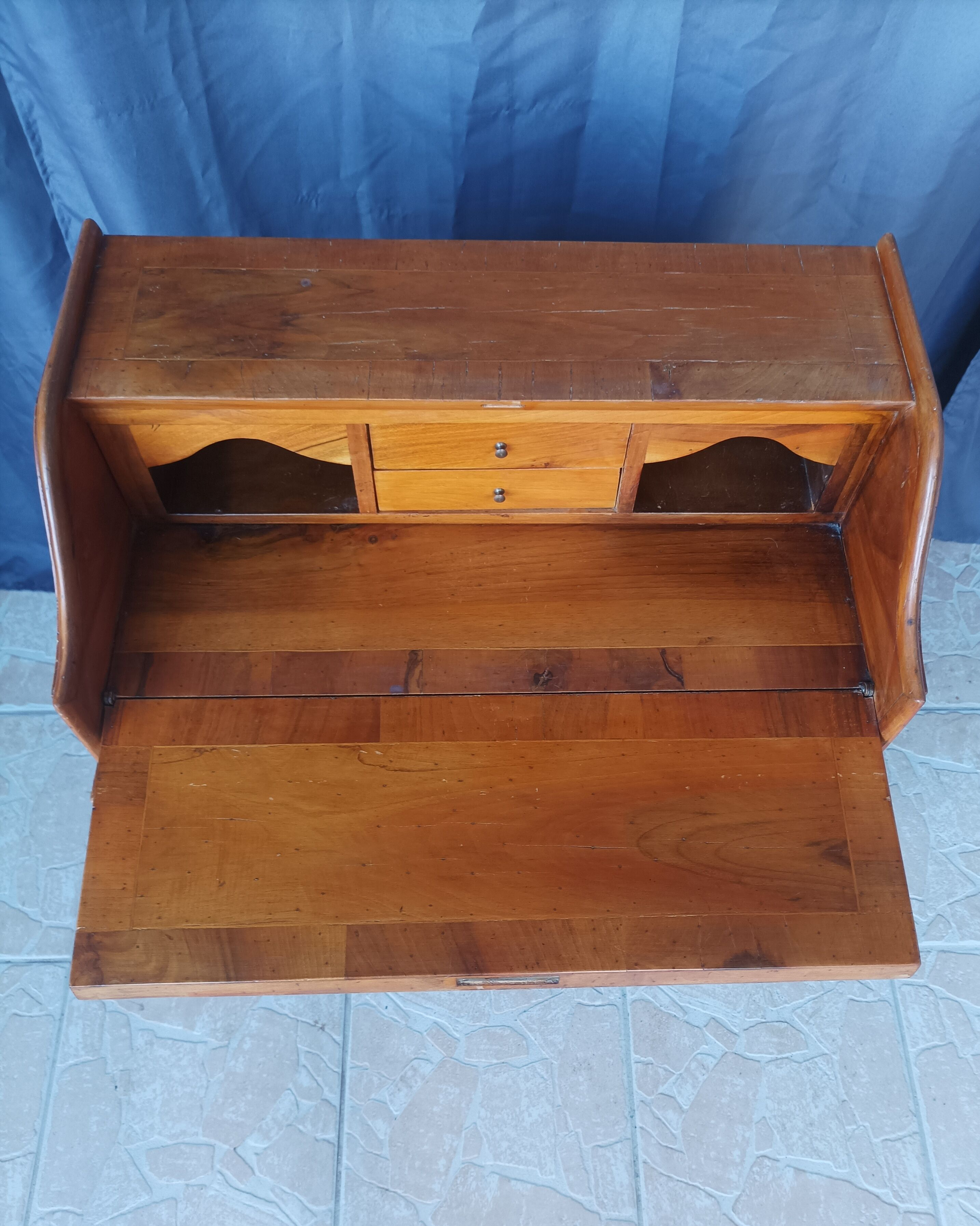 Walnut bramble secretary