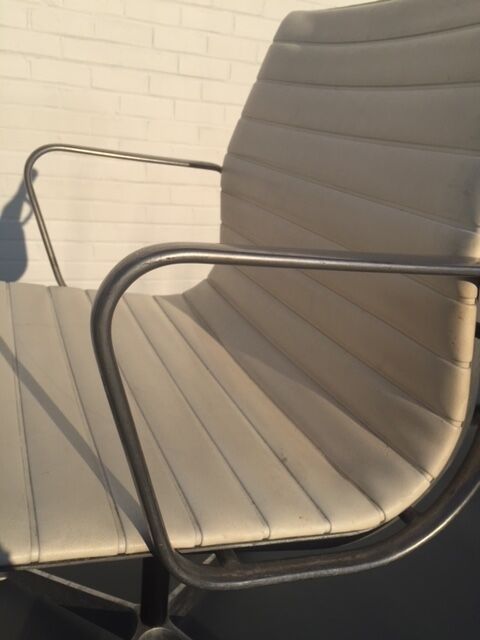 EA 107 armchair by Charles et Ray Eames for Herman Miller 1950